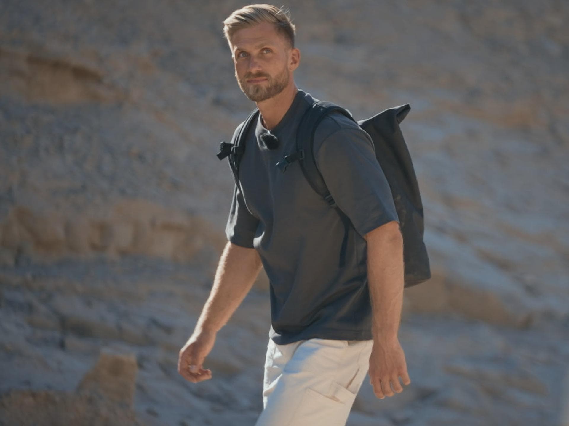 Sebastian Paul mit Rucksack