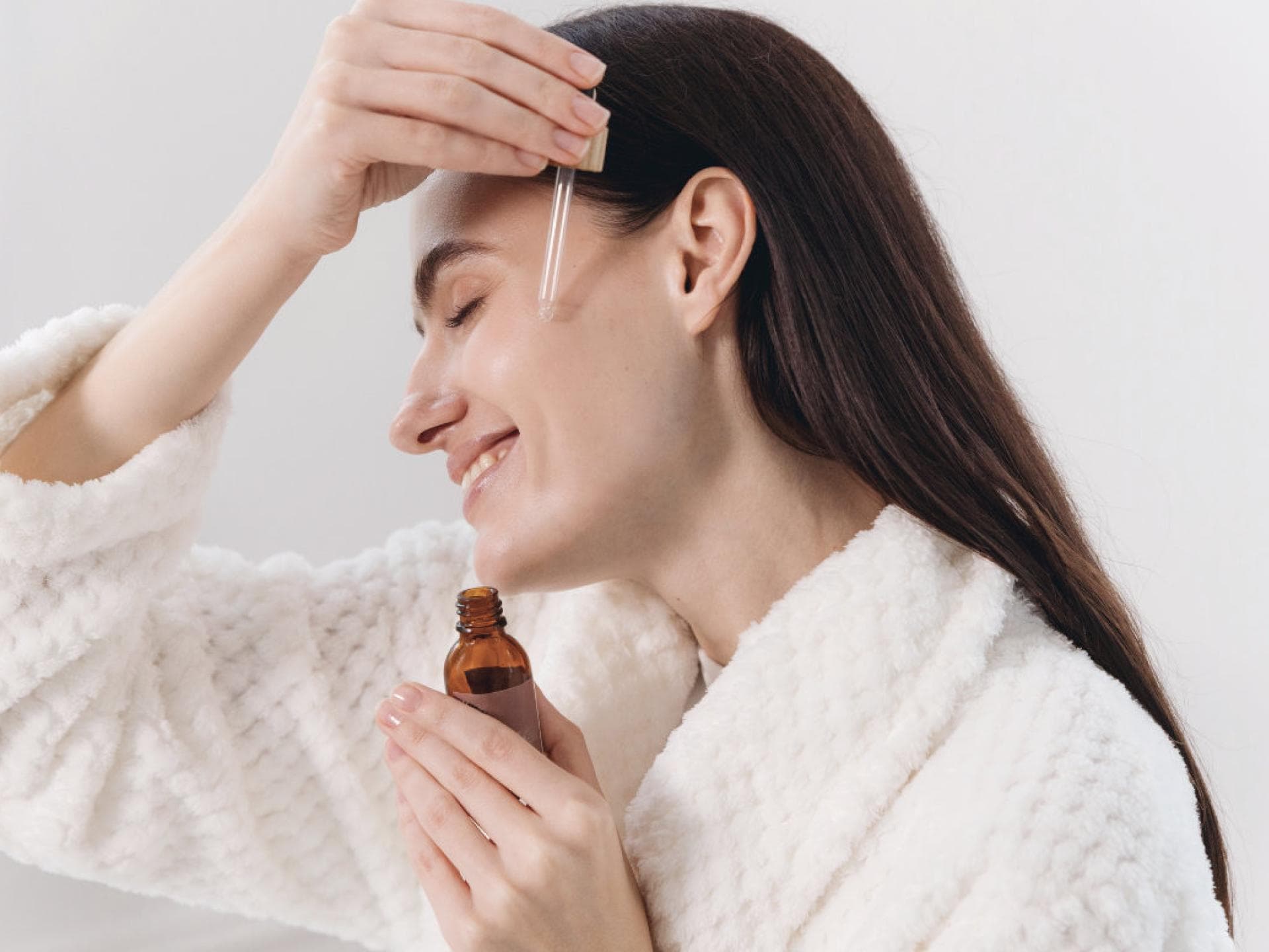 Frau trägt Anti-Aging-Serum