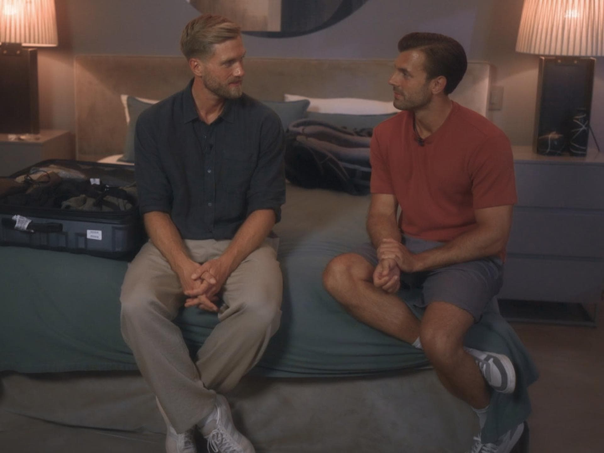 Tim Reitz sitzt mit Sebastian Paul auf Bett