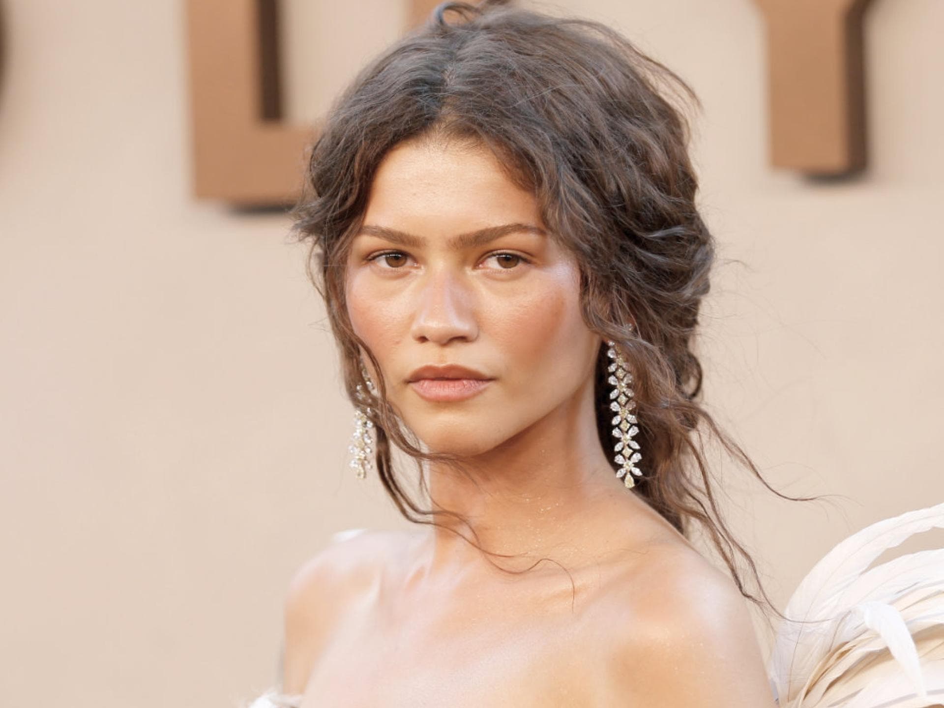 Zendaya guckt ernst
