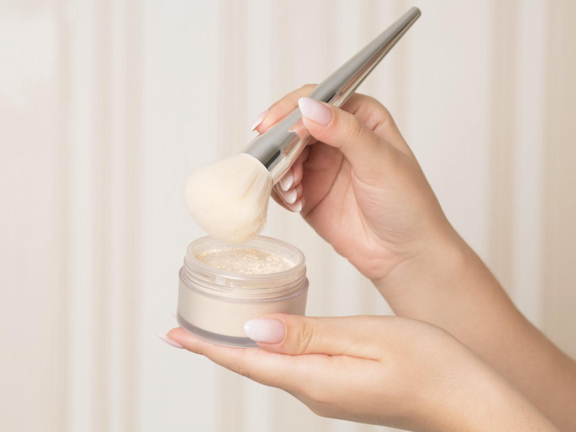 Frau mit Puder Dose und Pinsel