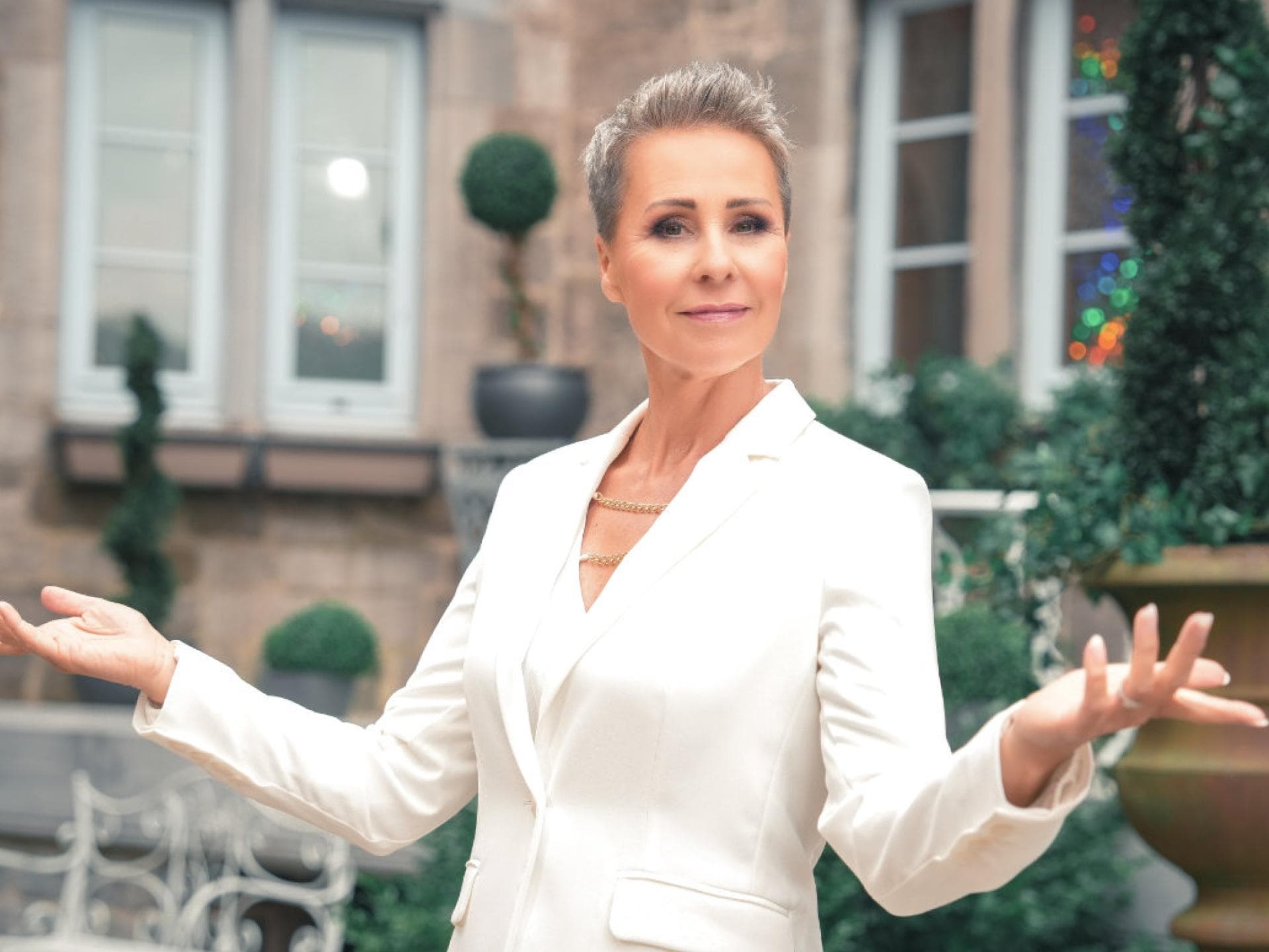 Sonja Zietlow weißer Anzug vor Verräter Schloss