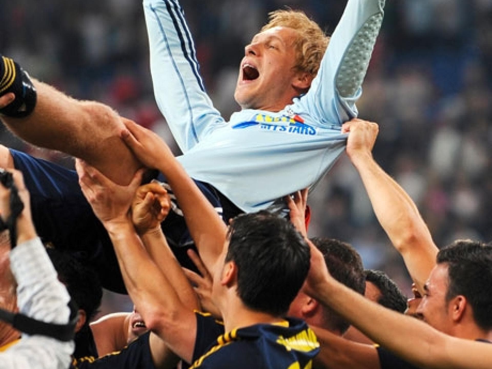 Teamchef Oliver Pocher lässt sich trotz Niederlage feiern. Seine McFit Allstars haben leider 13 Tore vom Rekordmeister FC Bayern München kassiert Teamchef Oliver Pocher lässt sich trotz Niederlage feiern. Seine McFit Allstars haben leider 13 Tore vom Rekordmeister FC Bayern München kassiert