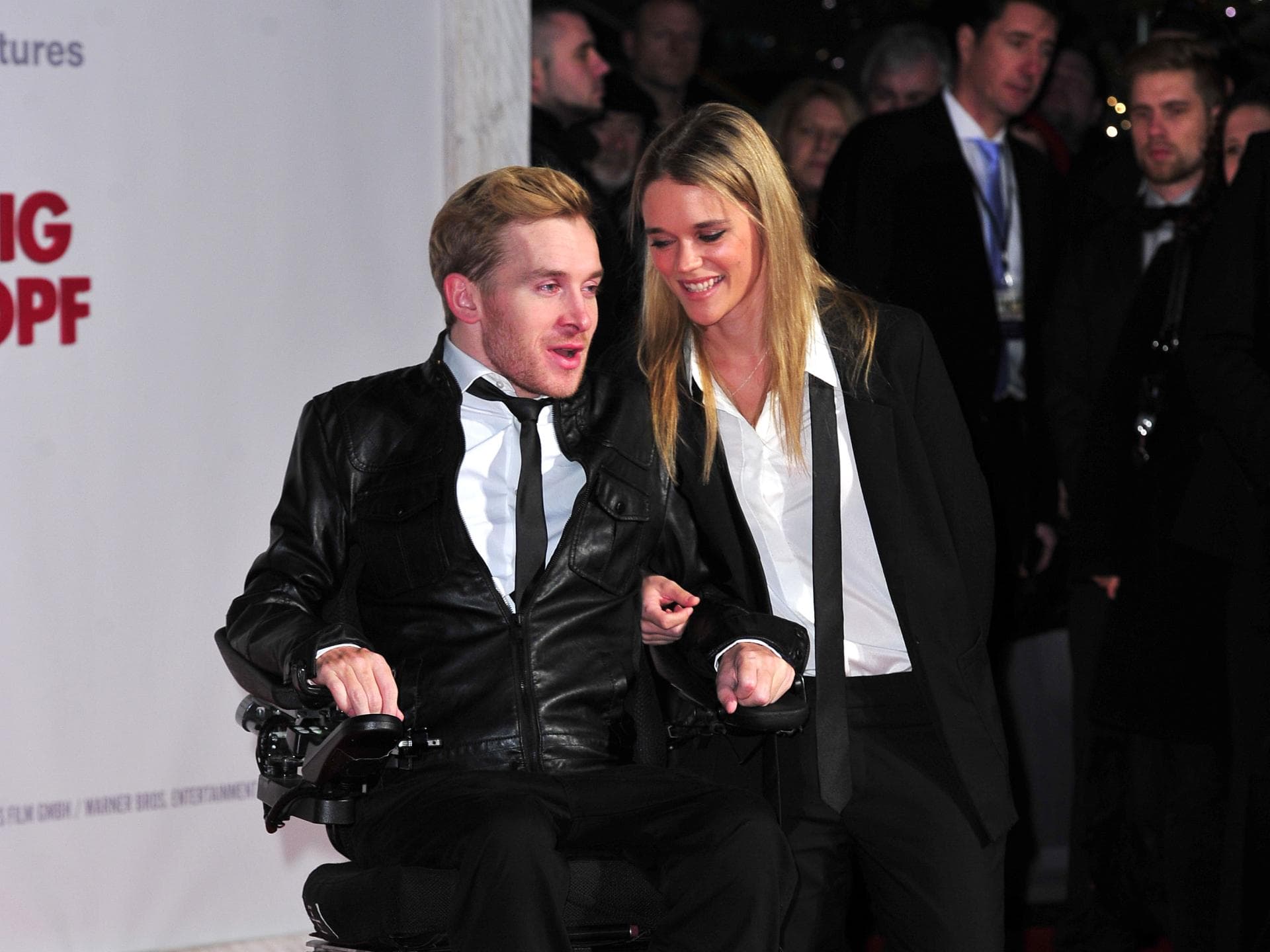 Samuel Koch und Ehefrau Sarah auf dem roten Teppich.