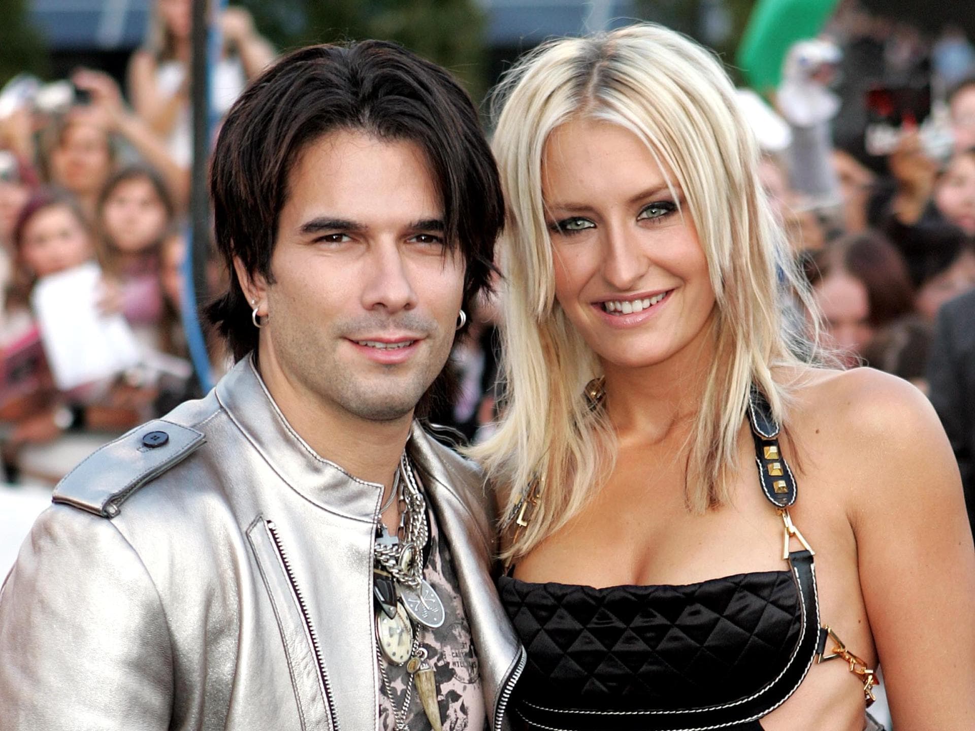 Marc Terenzi und Sarah Connor posieren, Menschen im Hintergrund