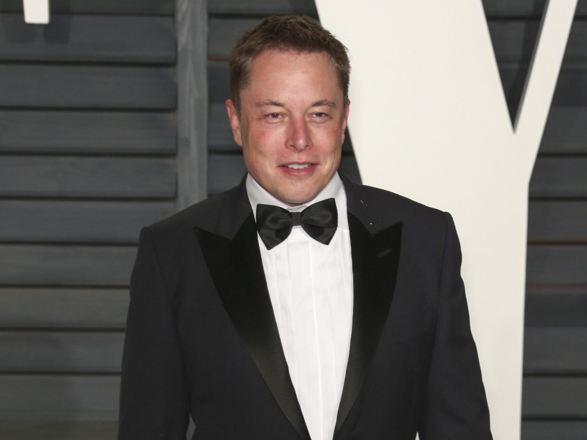 Elon Musk im Anzug