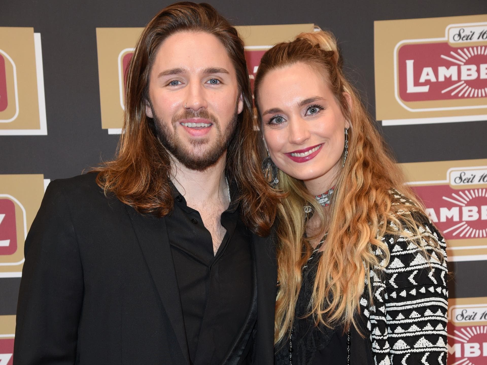 Gil Ofarim und Ex-Frau Verena Ofarim posieren auf dem Roten Teppich