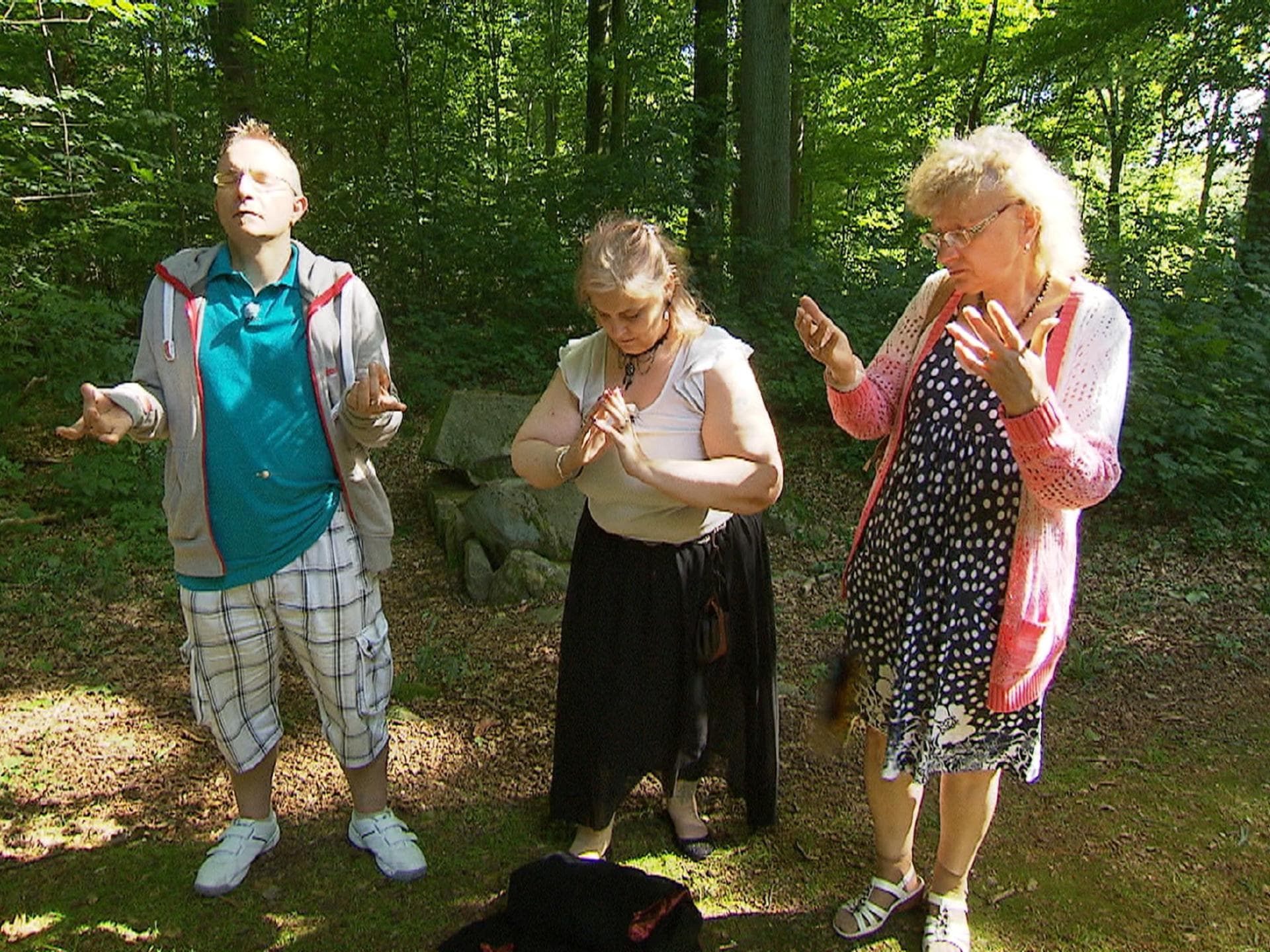 Heiko und Sigrid mit einer "Schwiegertochter gesucht"-Kandidatin im Wald