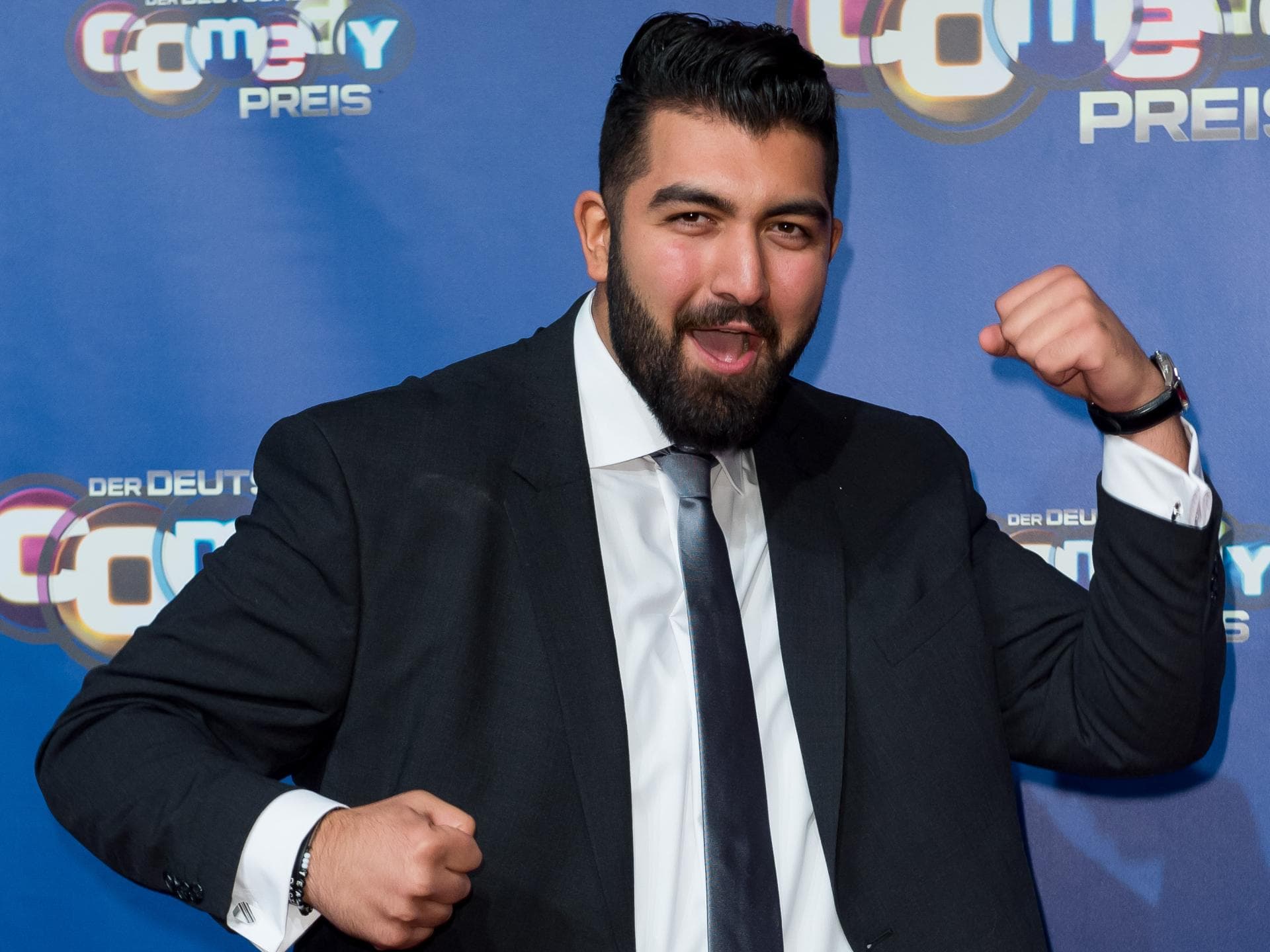 Faisal Kawusi mit geballten Fäusten