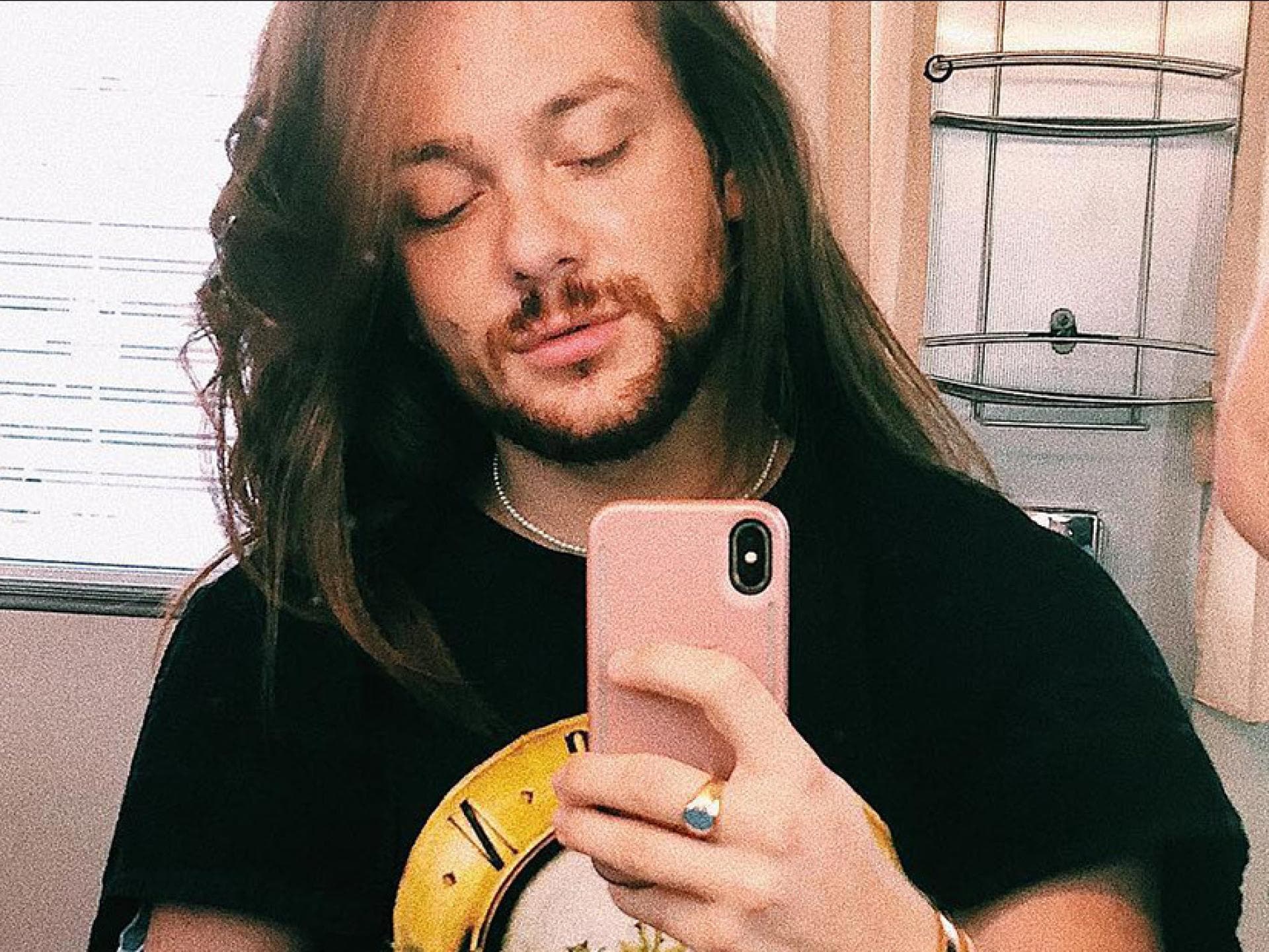Riccardo Simonetti guckt traurig mit Handy in der Hand