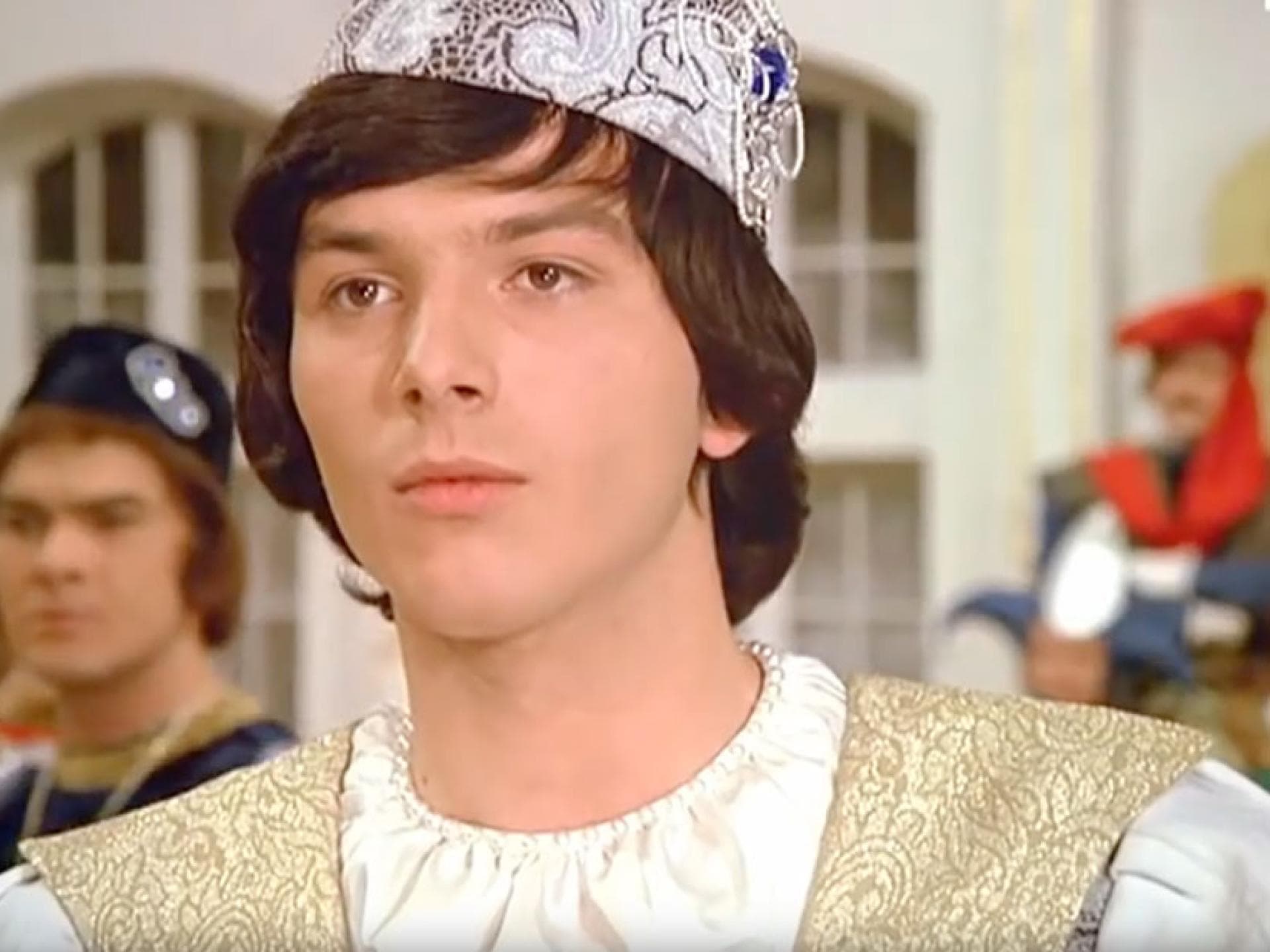 "Drei Haselnüsse für Aschenbrödel": Der Prinz (Pavel Trávníček) nachdenklich 