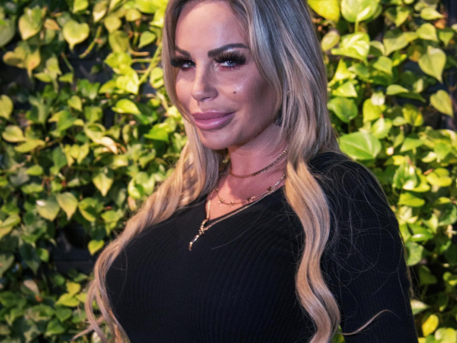 Gina-Lisa Lohfink vor Pflanzenwand