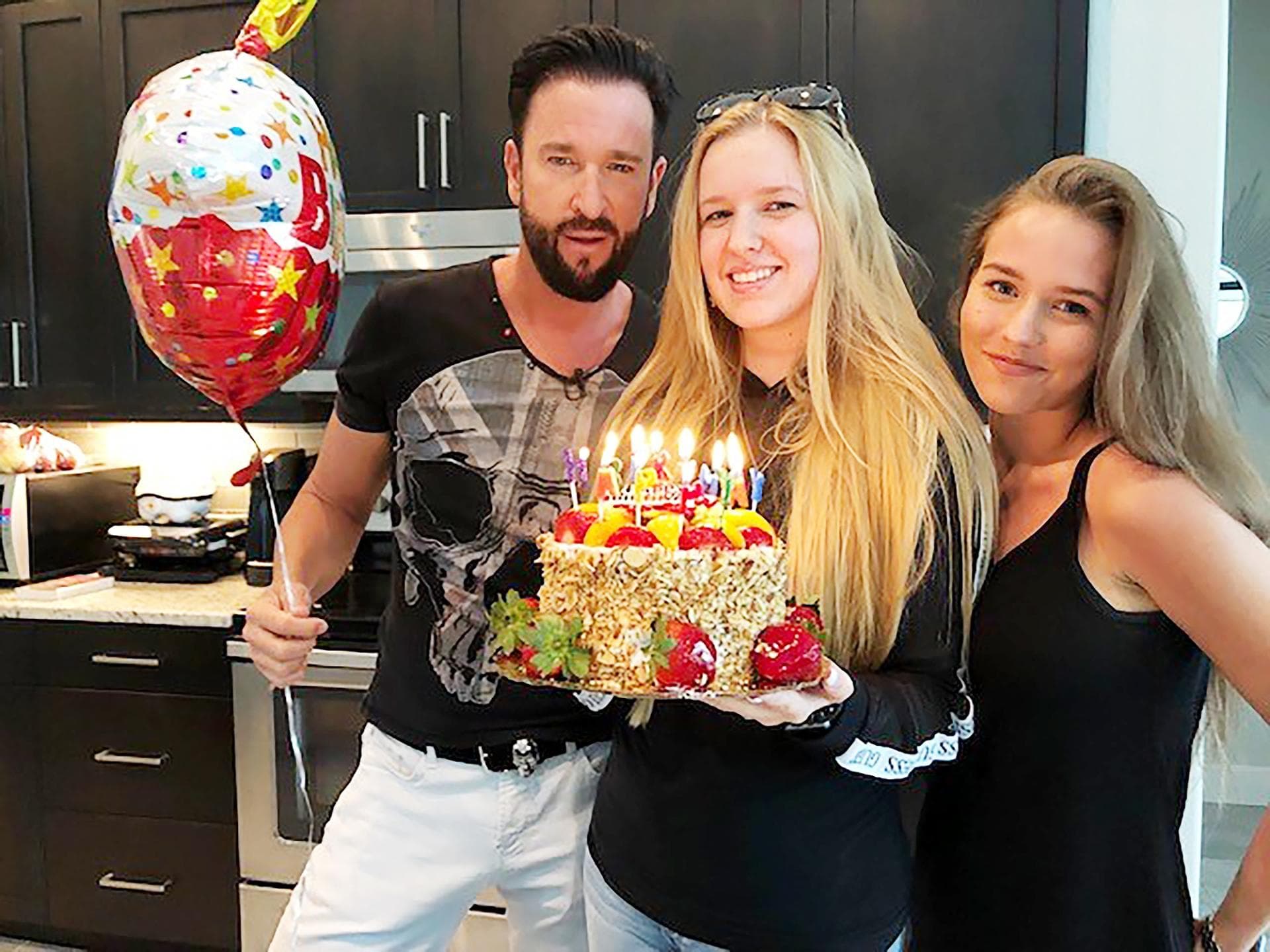 Michael Wendler, Adeline Norberg und Laura Müller mit Kuchen und Ballon