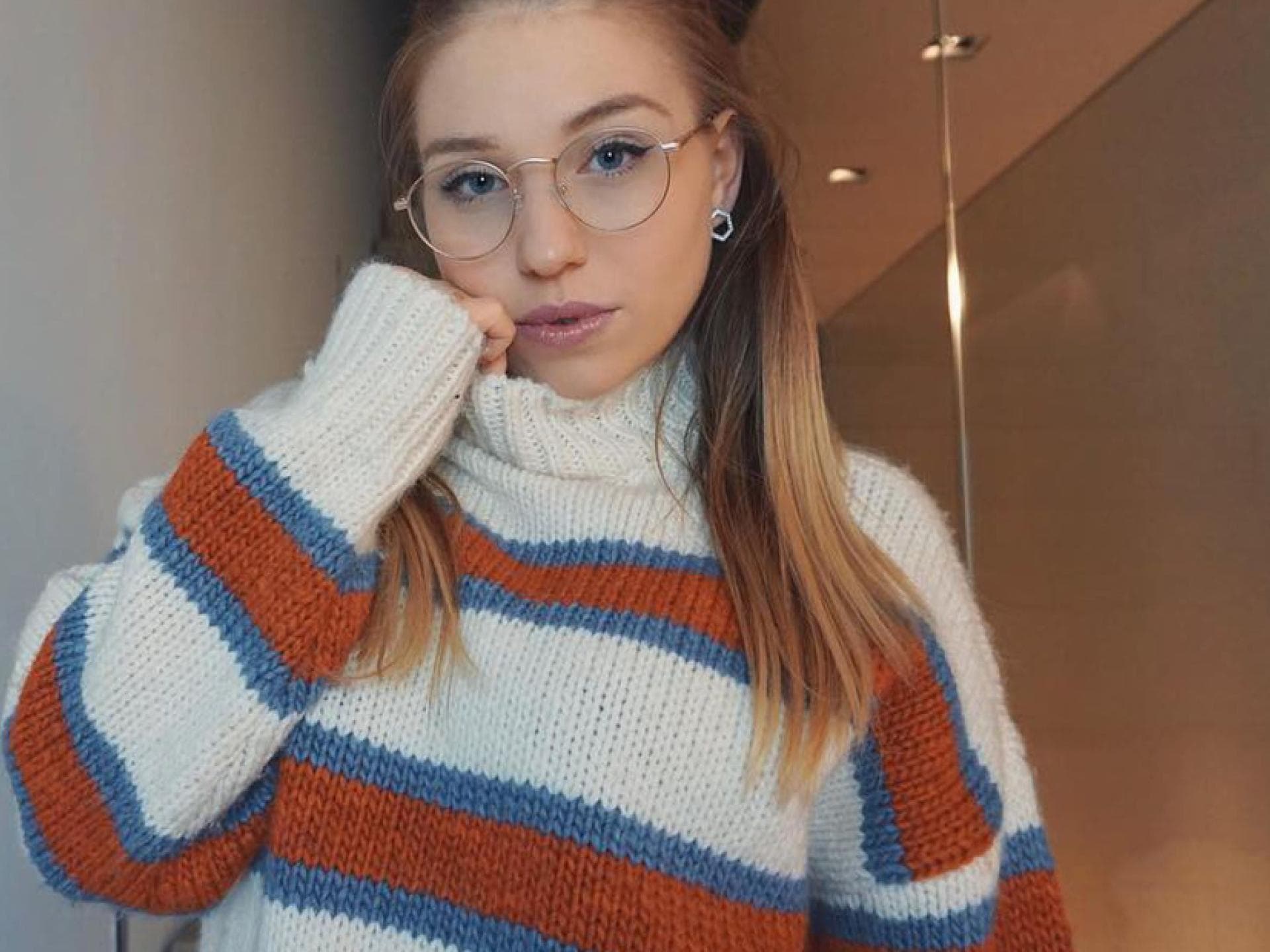 Bibi mit Brille