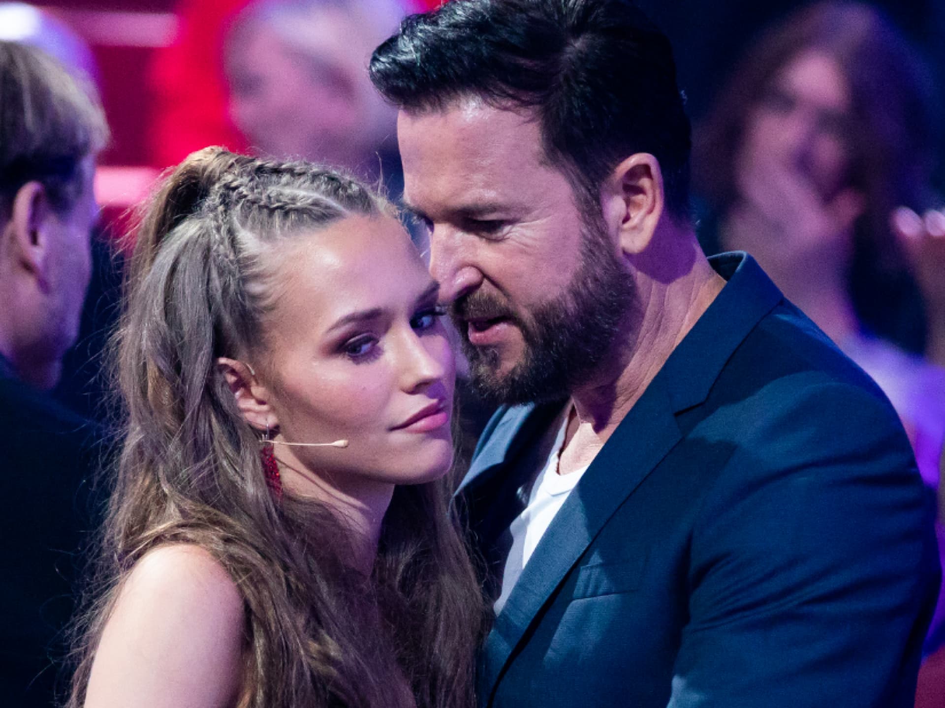 Michael Wendler flüstert Laura Müller etwas ins Ohr, während die zur Seite schaut