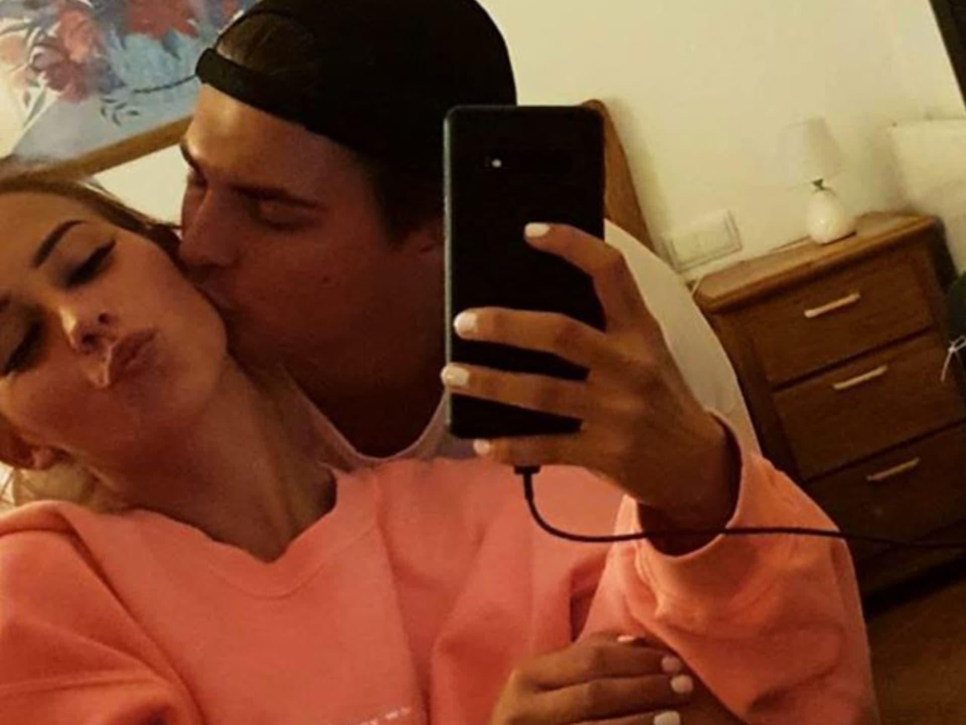 Tim Kühnel gibt Melina Hoch einen Kuss