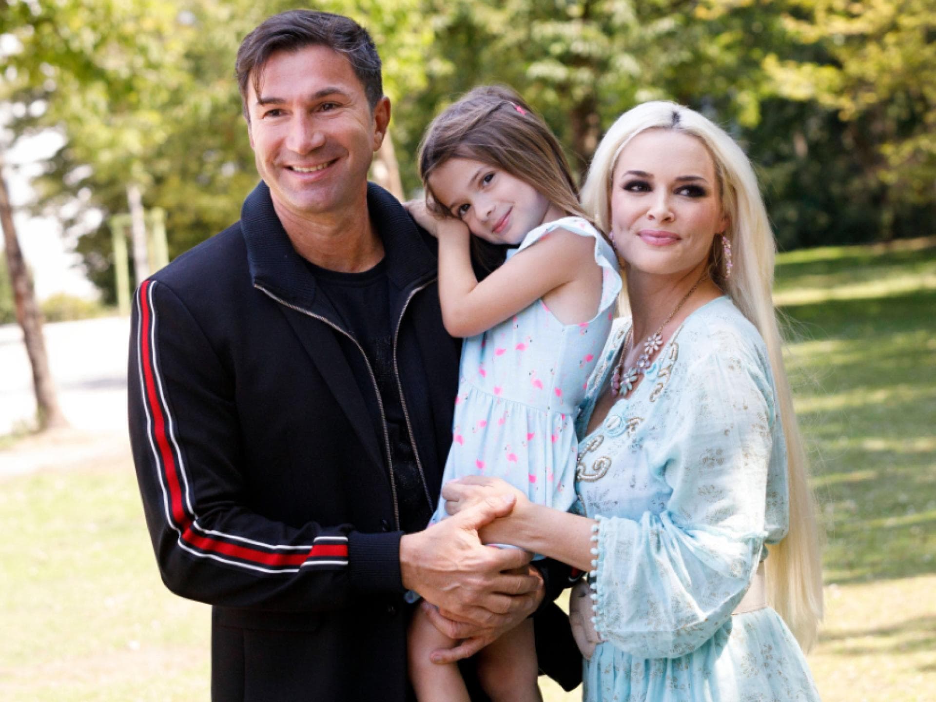 Lucas Cordalis und Daniela Katzenberger mit Tochter Sophia auf dem Arm