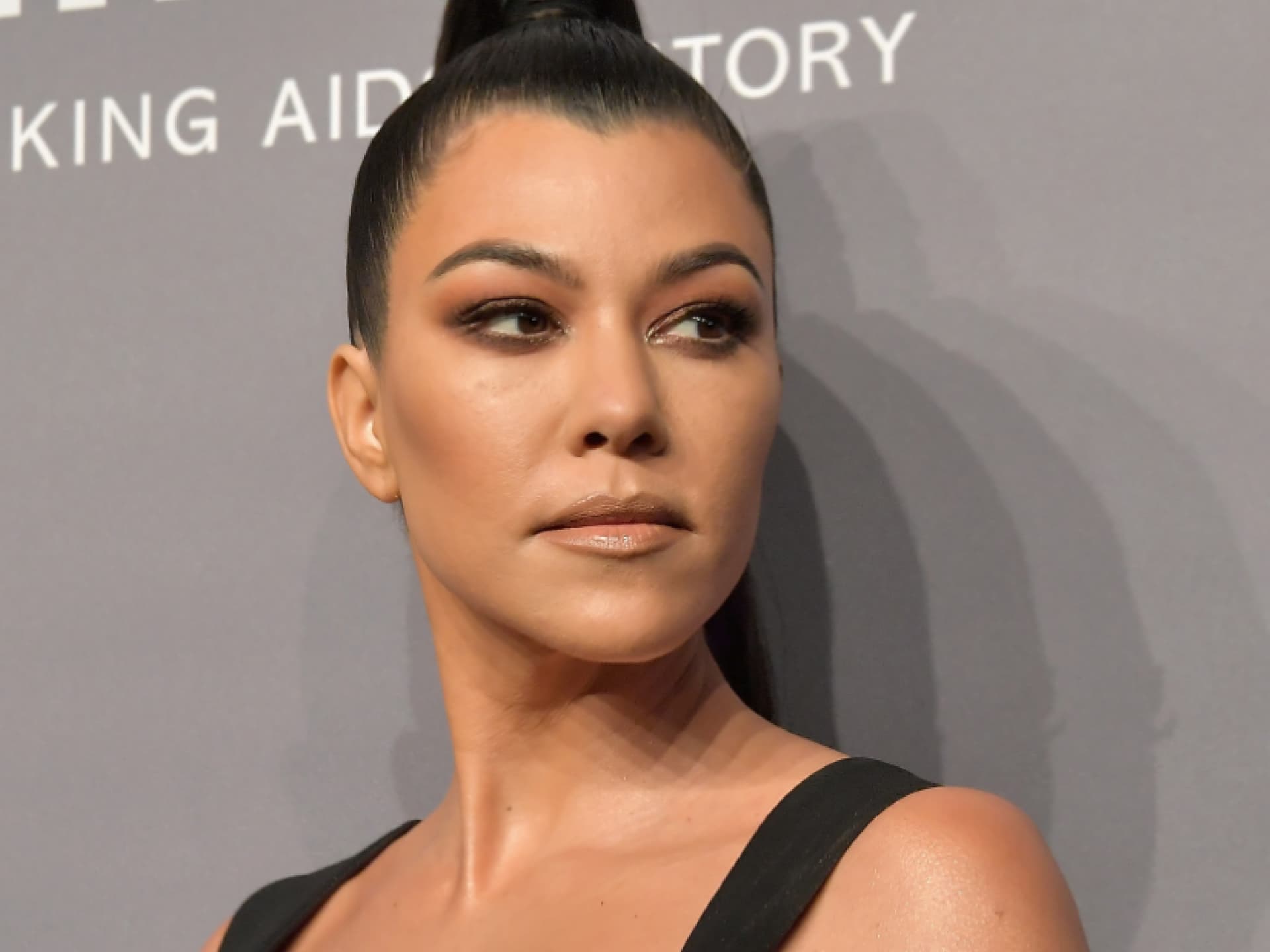 Kourtney Kardashian schaut zur Seite