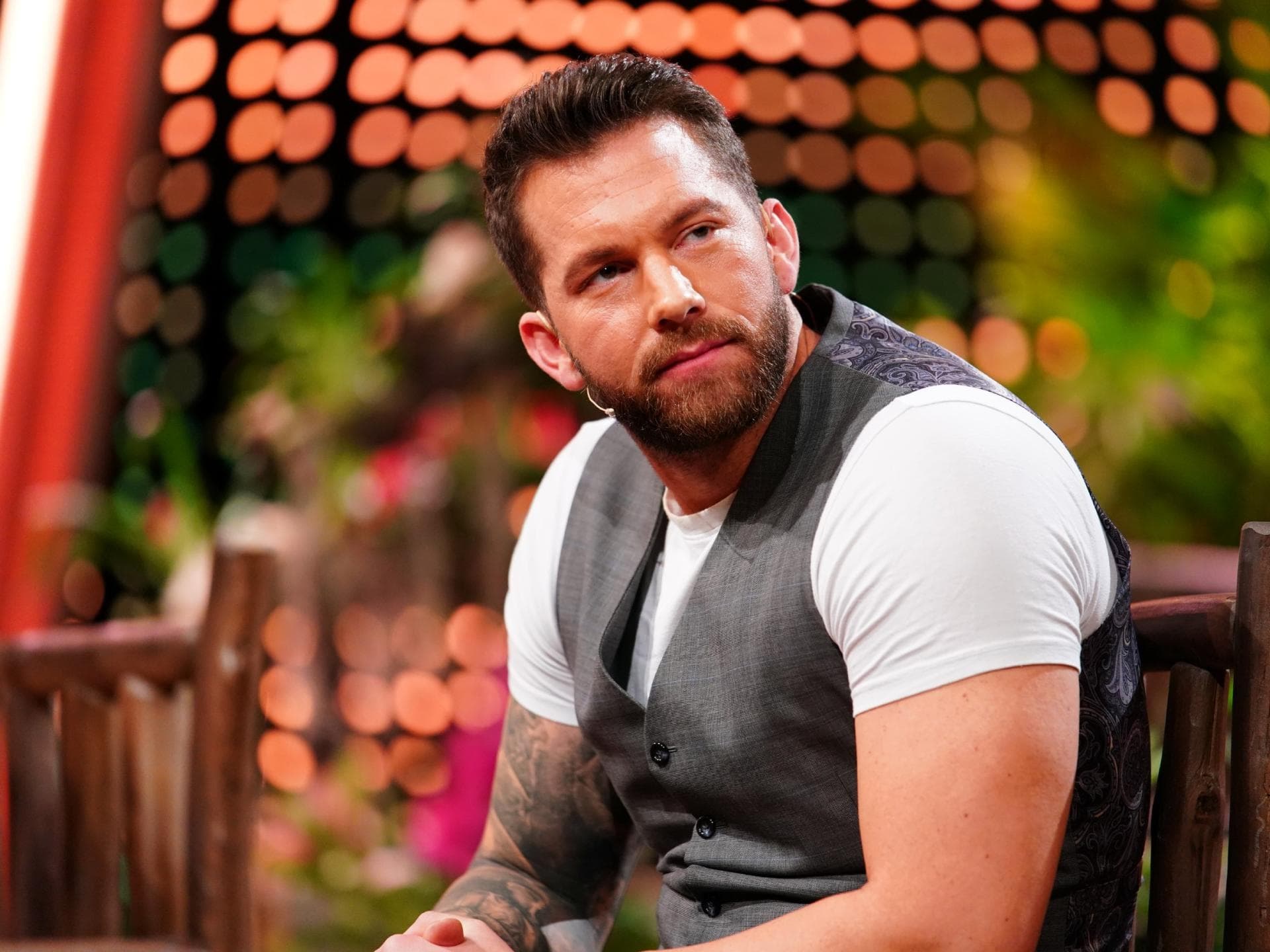 Oliver Sanne schaut zur Seite