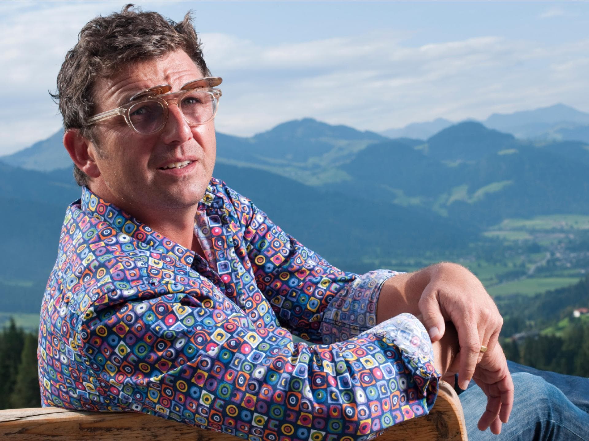"Der Bergdoktor" Hans Sigl vor Alpen-Panorama