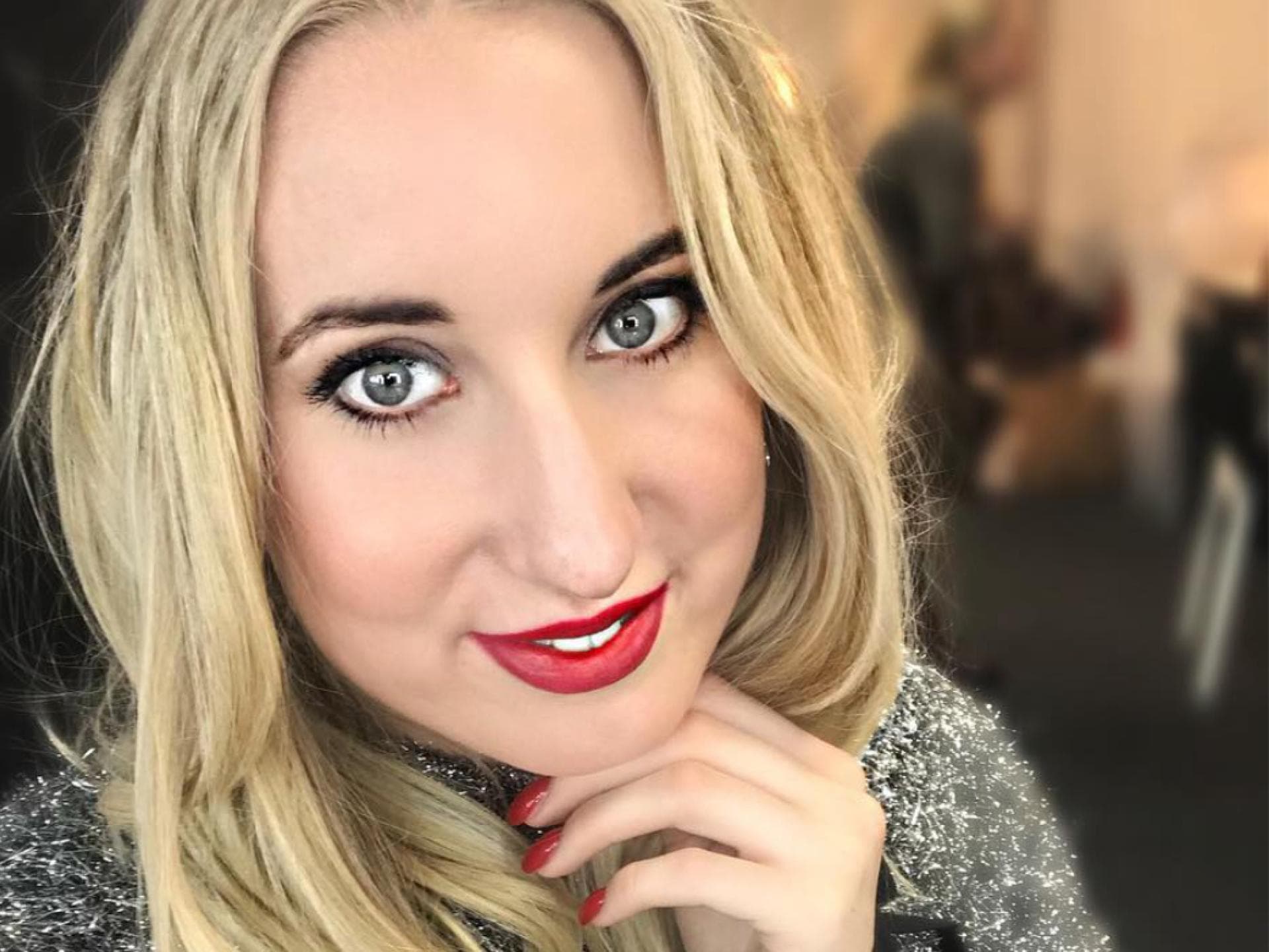 Melissa mit roten Lippen