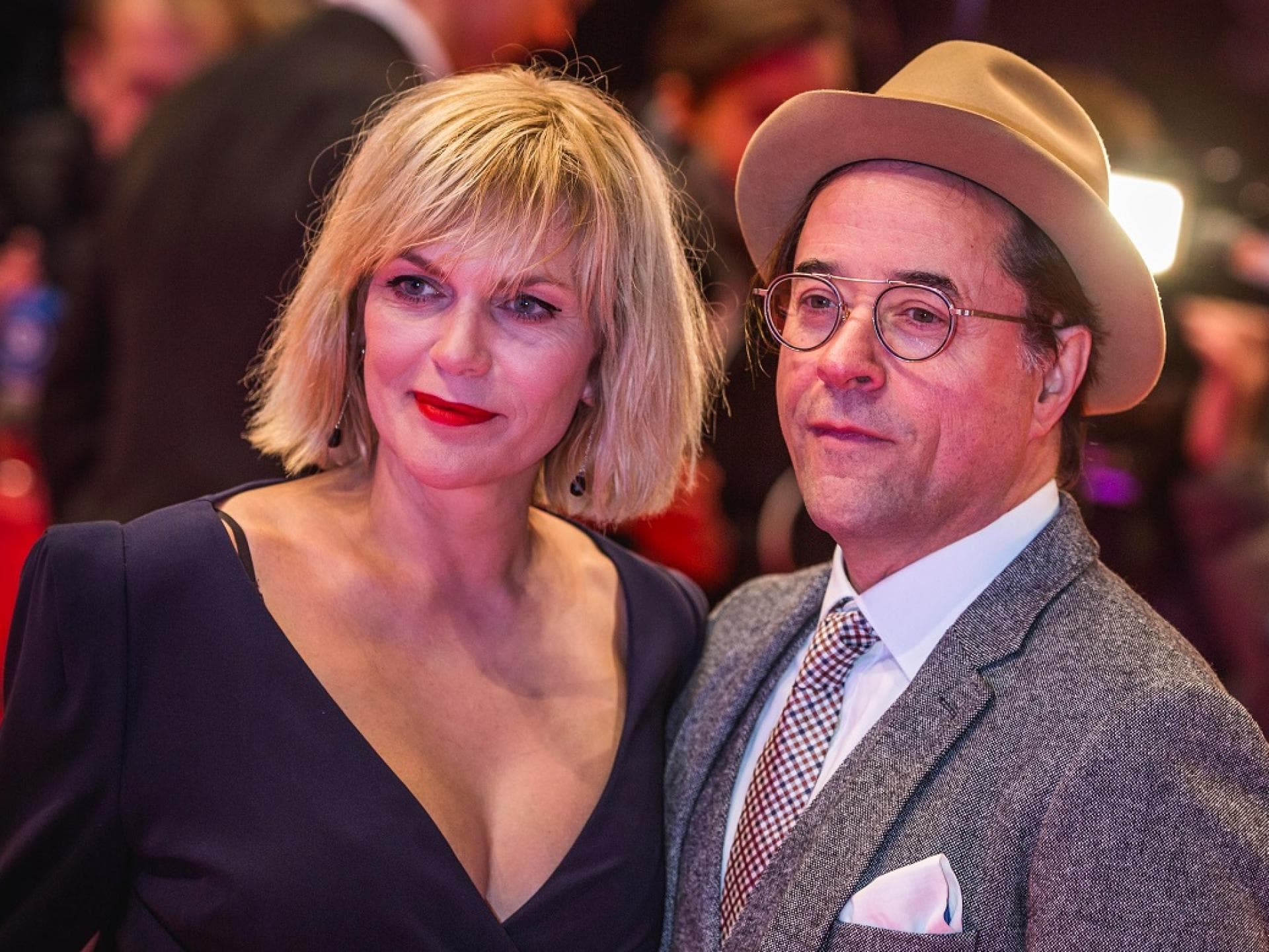 Anna Loos und Jan Josef Liefers ernst