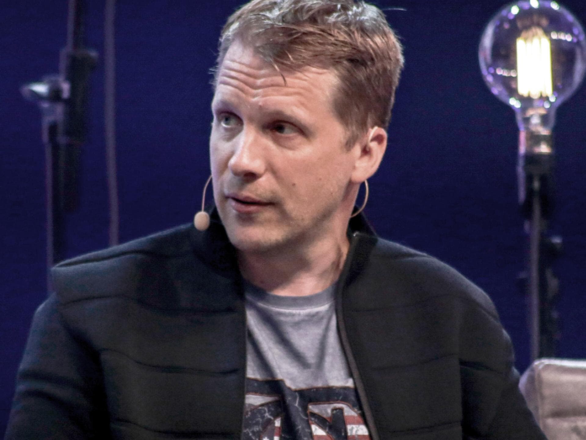 Oliver Pocher guckt skeptisch zur Seite