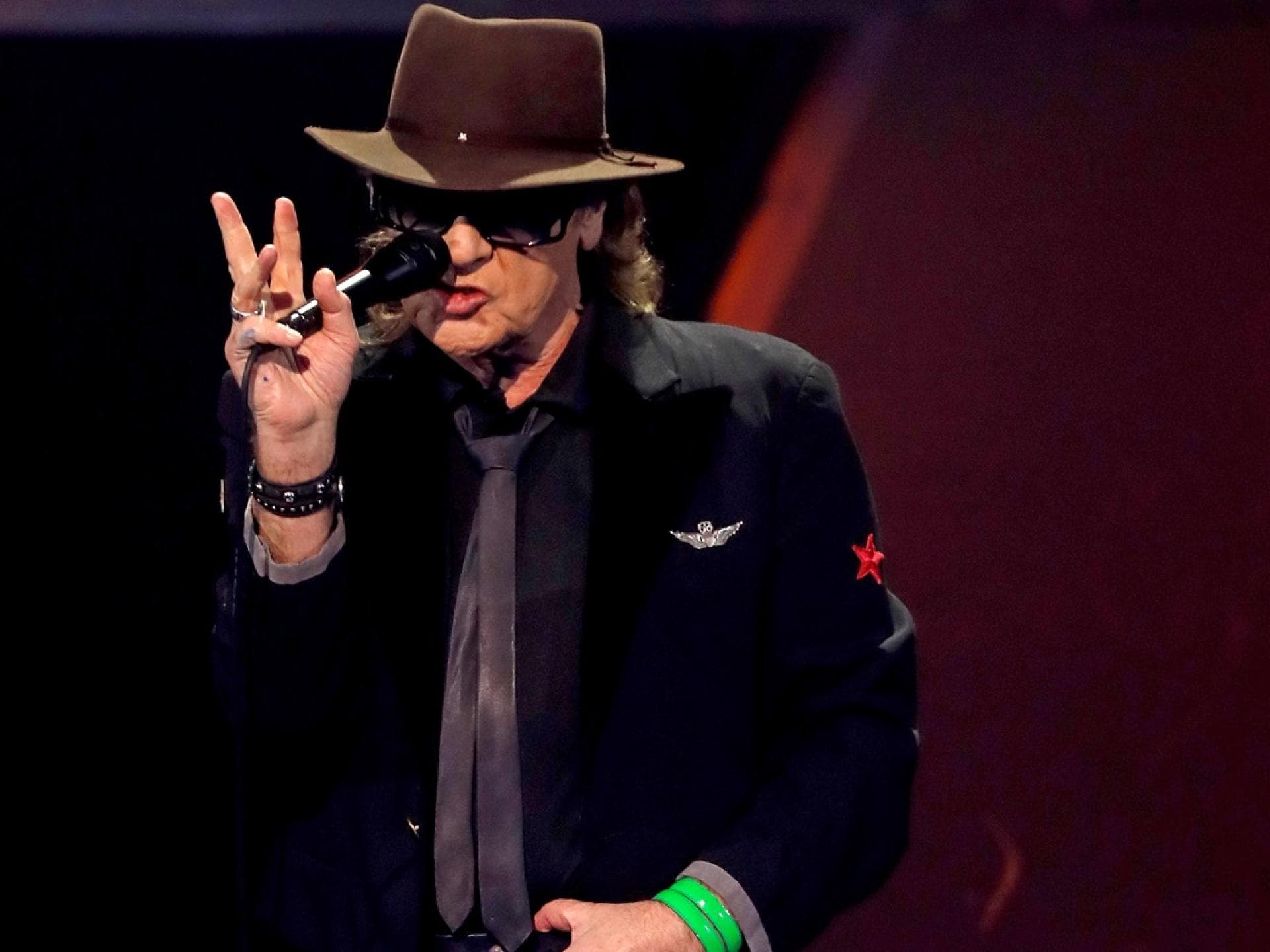 Udo Lindenberg singt mit Mikrofon in der Hand
