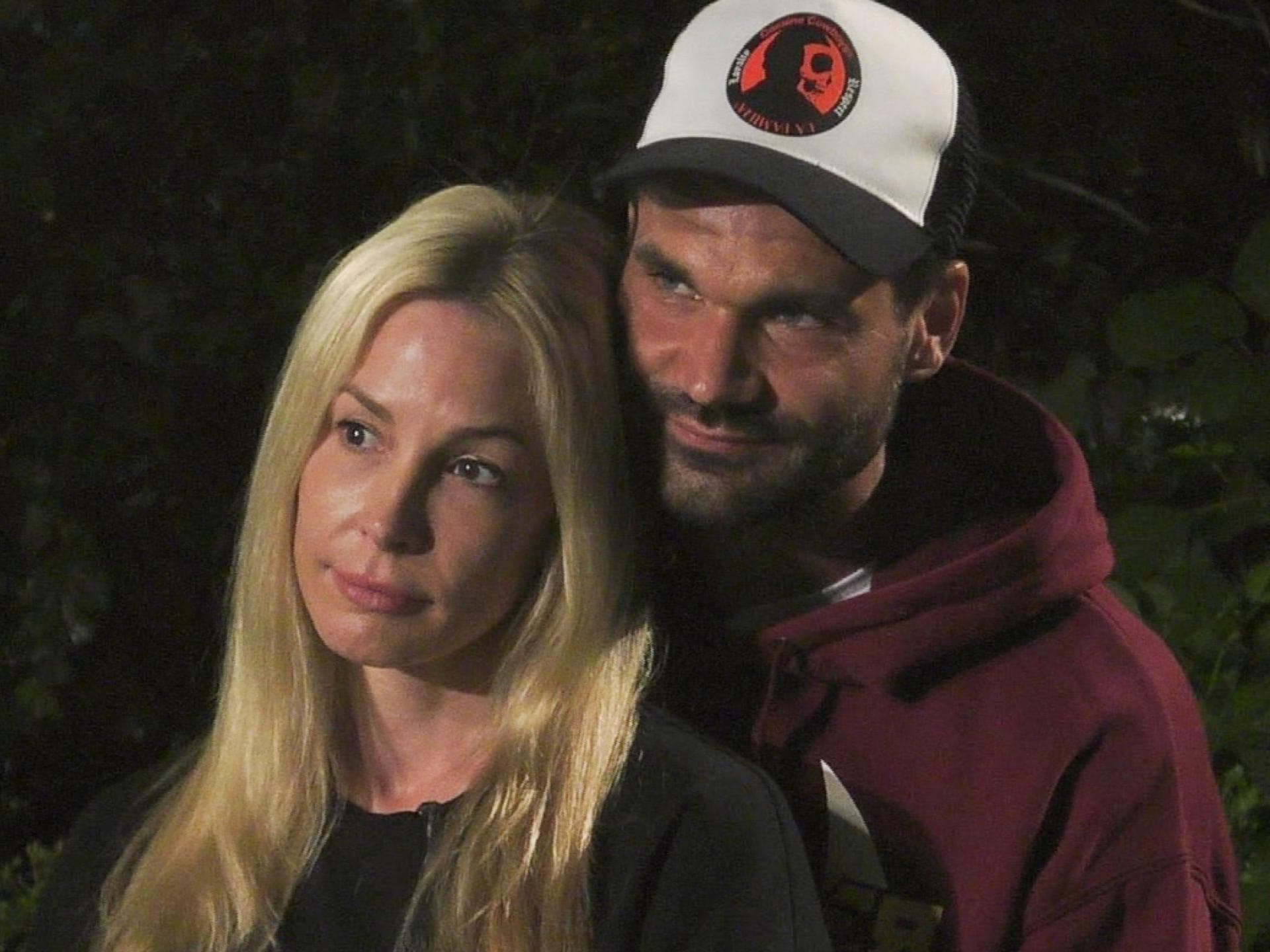 Mike Cees umarmt Michelle Monballijn im "Sommerhaus der Stars"