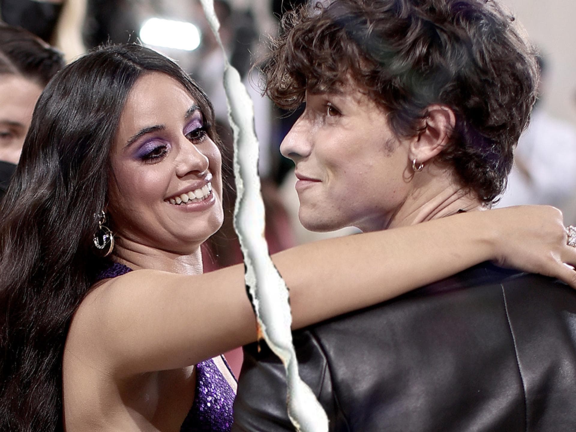 Camila Cabello lächelt Shawn Mendes an, in der Mitte zwischen ihnen ist ein Riss