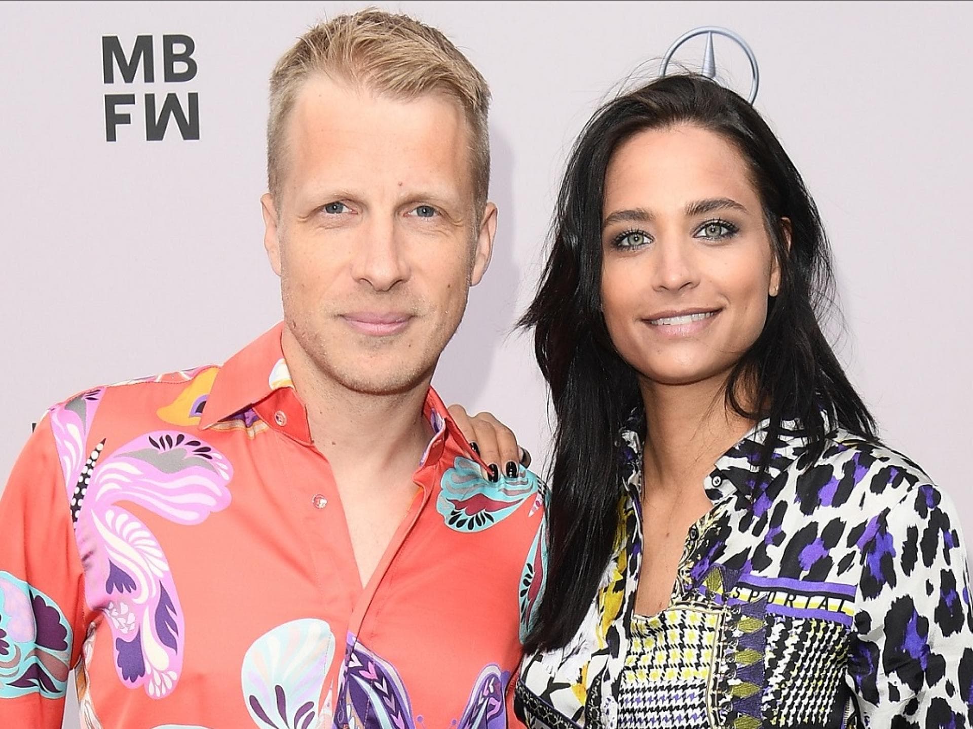 Oliver und Amira Pocher posieren zusammen