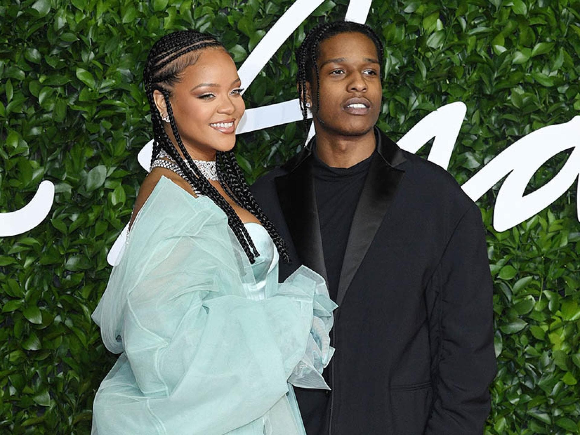 Rihanna und A$AP Rocky vor grünem Hintergrund