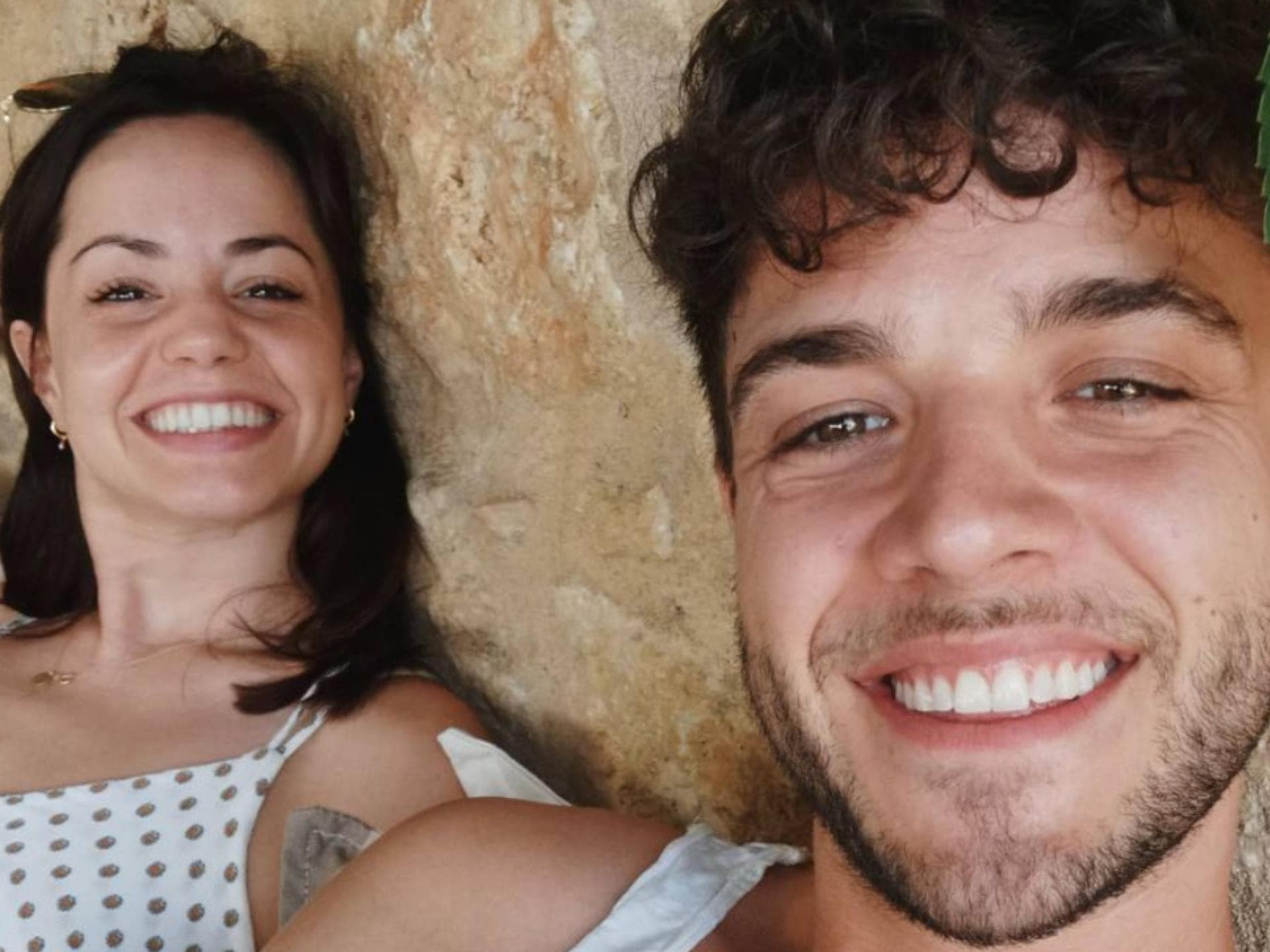 Luca und Christina Hänni liegen lächelnd nebeneinander.