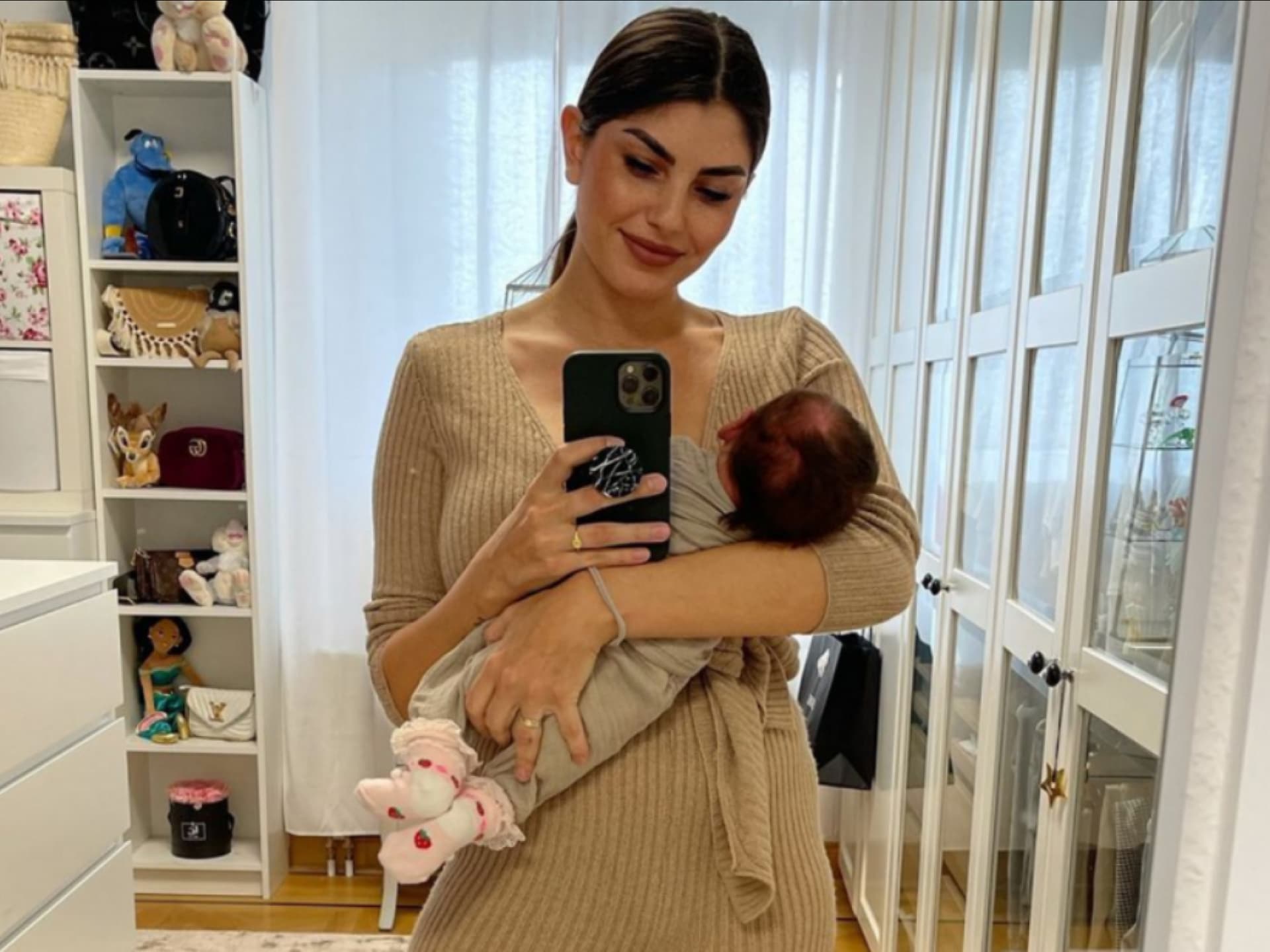 Yeliz Koc mit Baby Snow vorm Spiegel