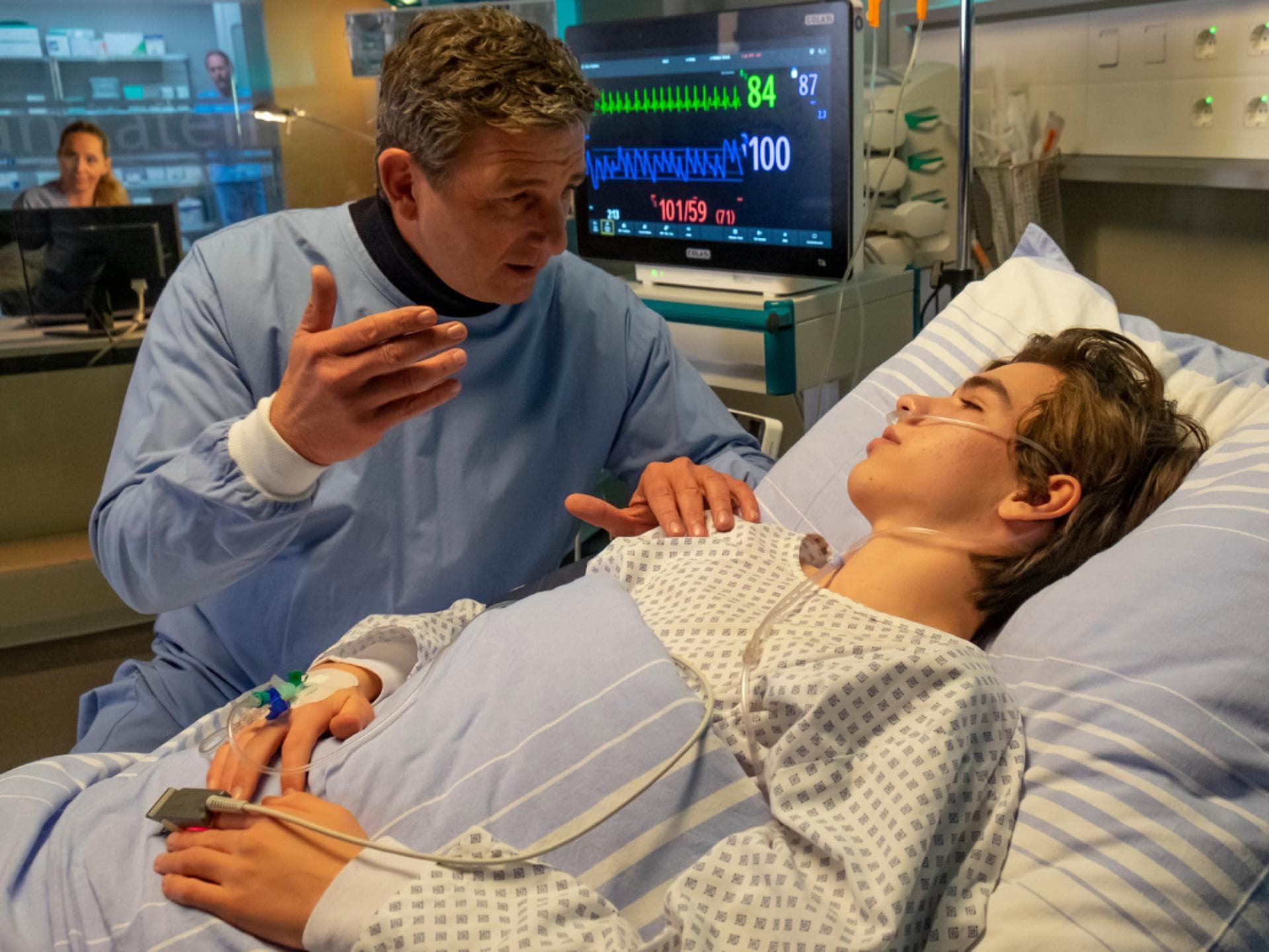 Martin Gruber spricht mit einem Patienten.