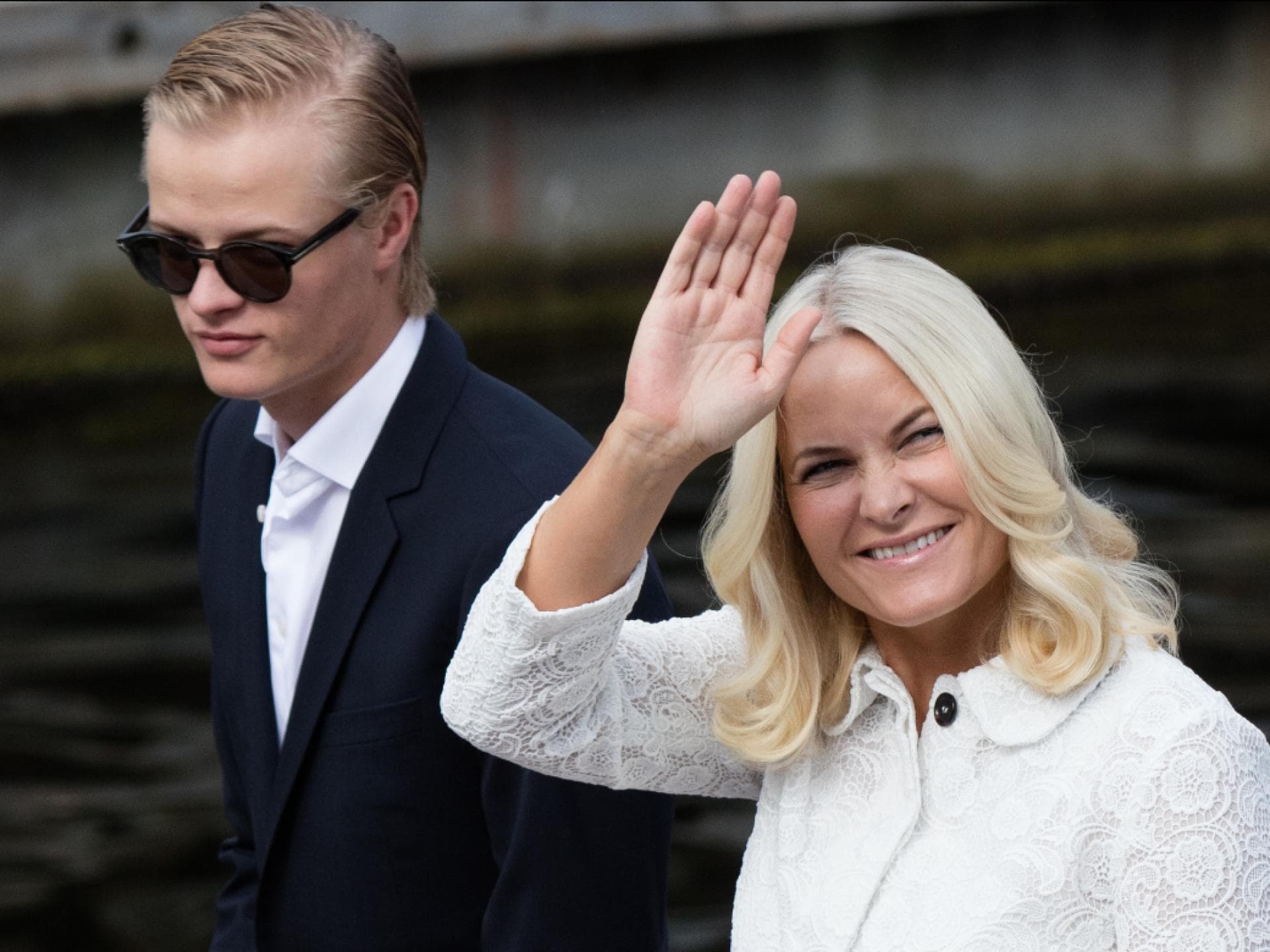 Mette-Marit von Norwegen winkt neben Marius