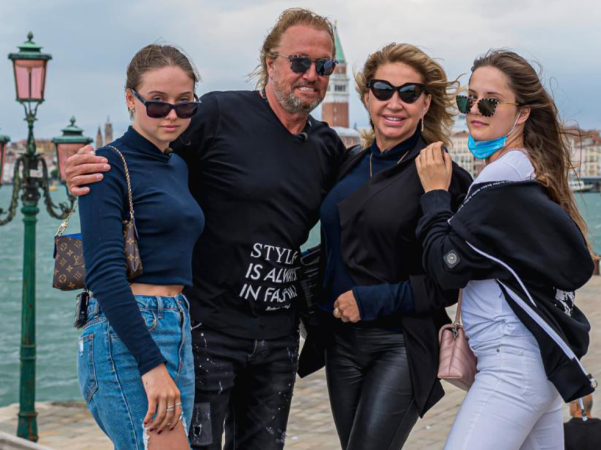 Robert, Carmen, Shania und Davina Geiss stehen am Meer und blicken in die Kamera