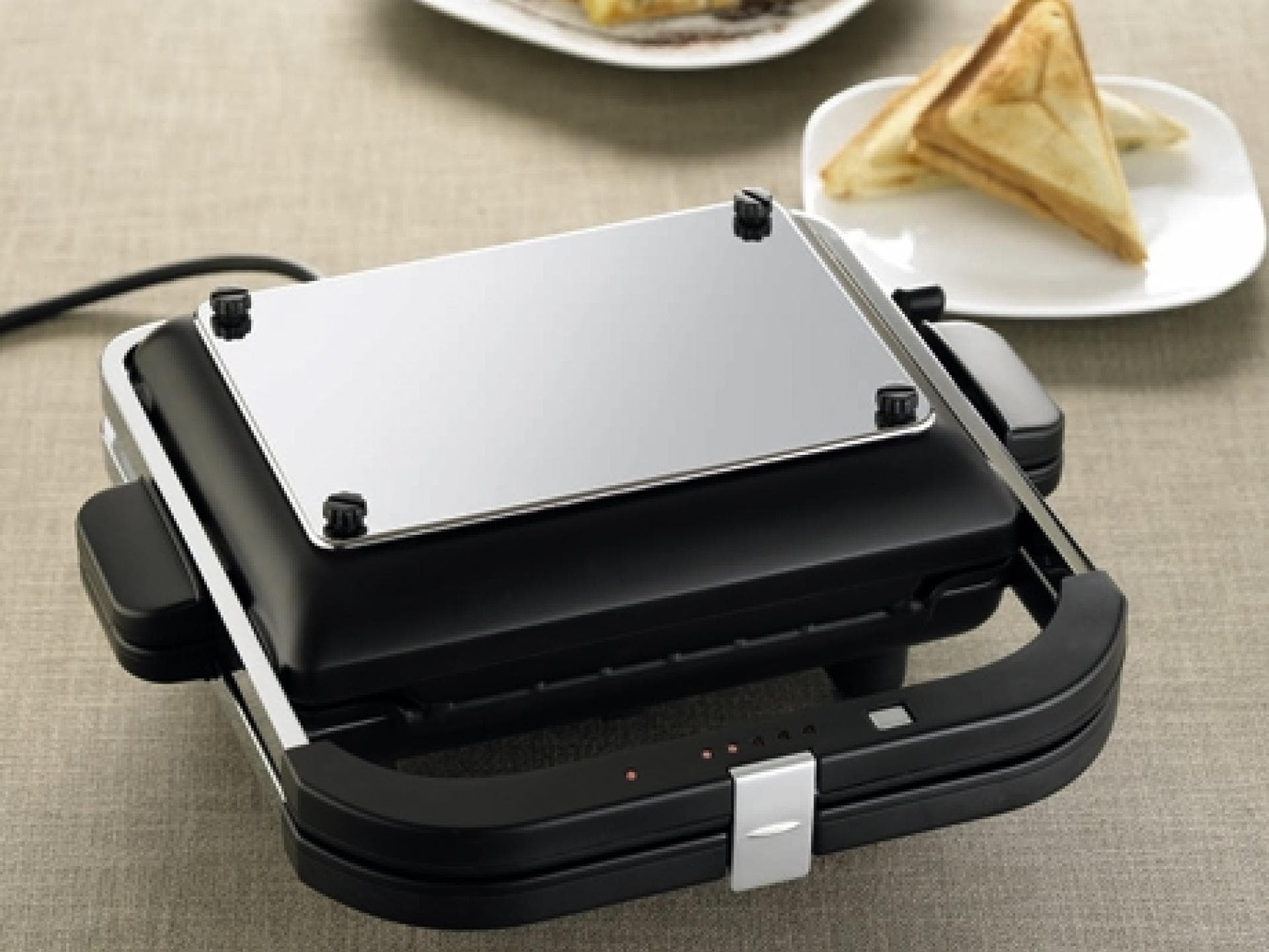 Waffeleisen "Sandwich & Grill":
3 in 1 durch auswechselbare Heizplatten. Mit Heizplatten-Aufbewahrungsbox und Fettauffangschale. Preis 89,90 Euro Waffeleisen "Sandwich & Grill":
3 in 1 durch auswechselbare Heizplatten. Mit Heizplatten-Aufbewahrungsbox und Fettauffangschale. Preis 89,90 Euro
