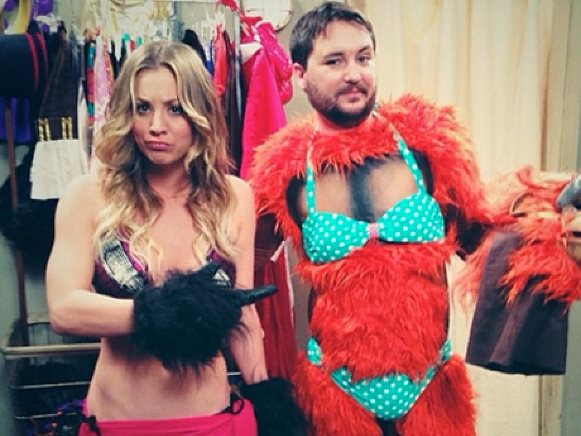 Kaley Cuoco lässt nach ihrem Brust-OP-Outing nackte Tatsachen sprechen Kaley Cuoco lässt nach ihrem Brust-OP-Outing nackte Tatsachen sprechen