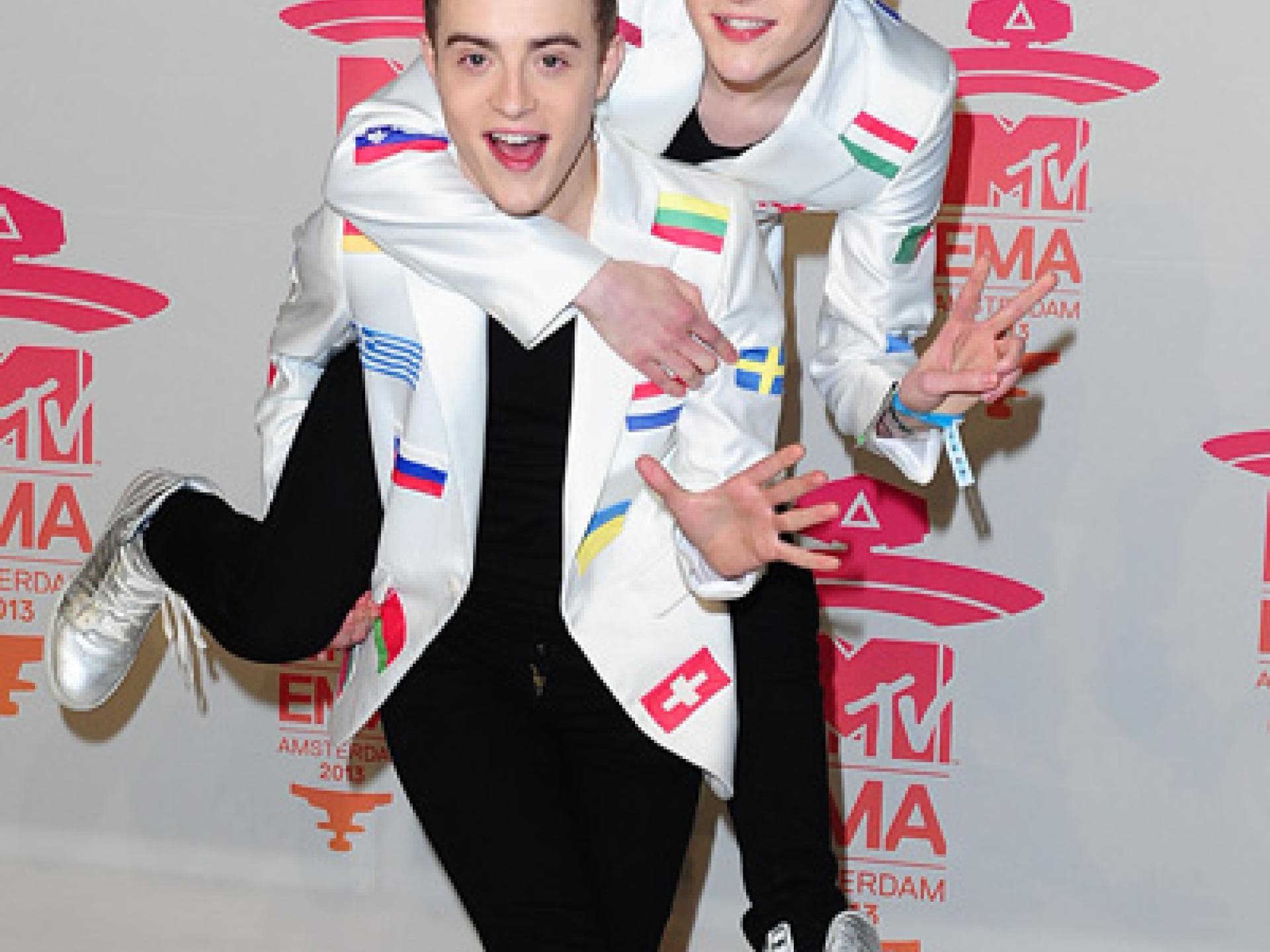 Die Jungs von Jedward blödeln für dei Fotografen