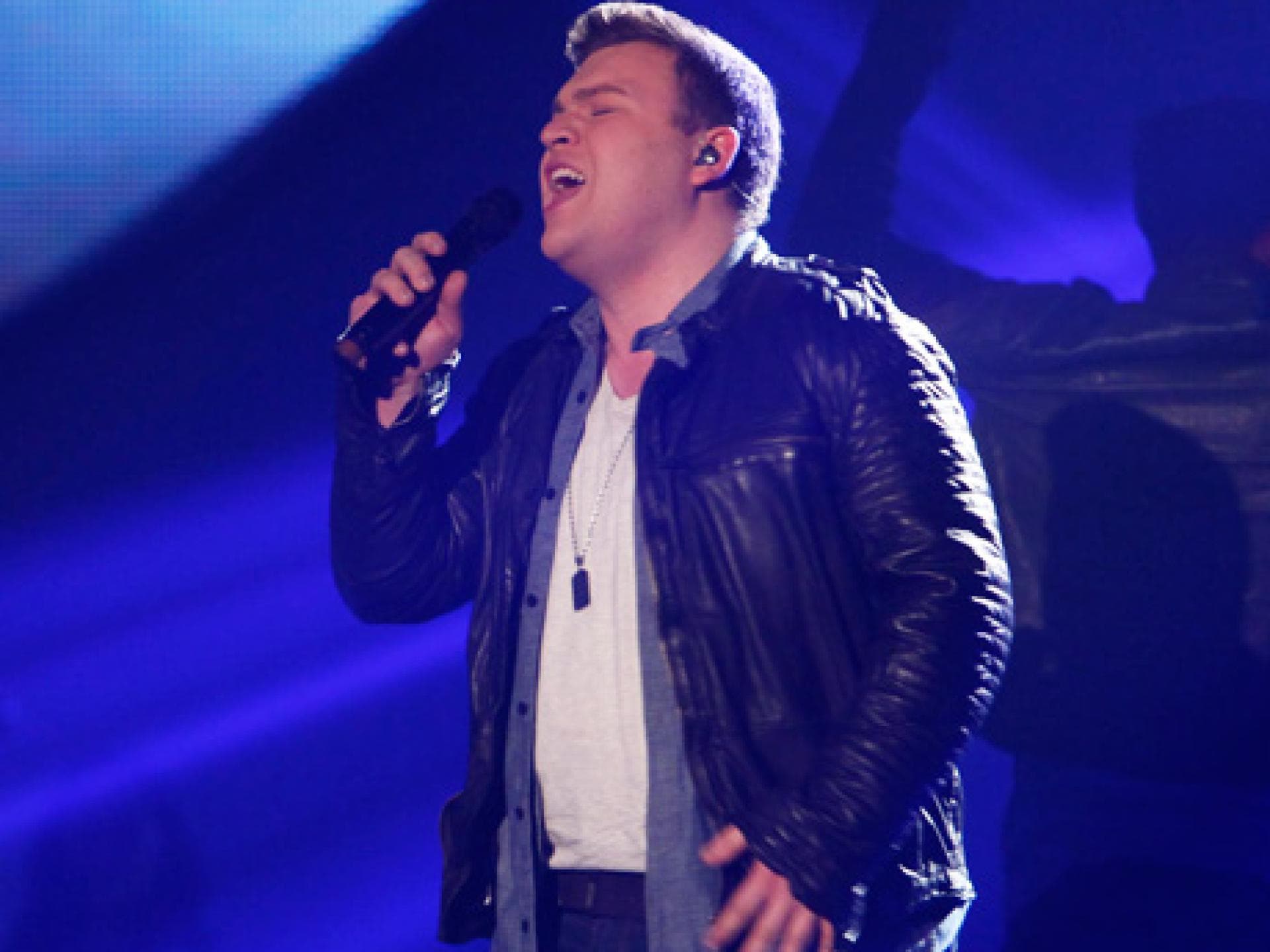 Konkurrent von Jenna Hoff ist Kindererzieher Michael Heinemann. Der 26-Jährige überrascht mit rockigen Tönen: âTreading Water" (Alex Clare). Coach Rea überlässt die Entscheidung des Duells dem Publikum, dieses votet eindeutig zu Gunsten von Michael Heinemann. Das Votingergebnis: 80,54 / 119,46 (Coach: 50 / 50)