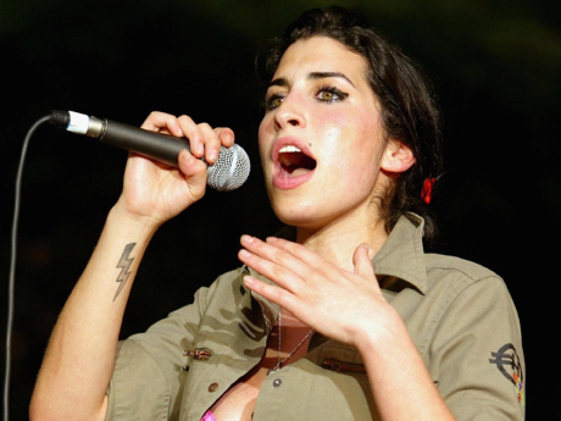 Amy Winehouse singt