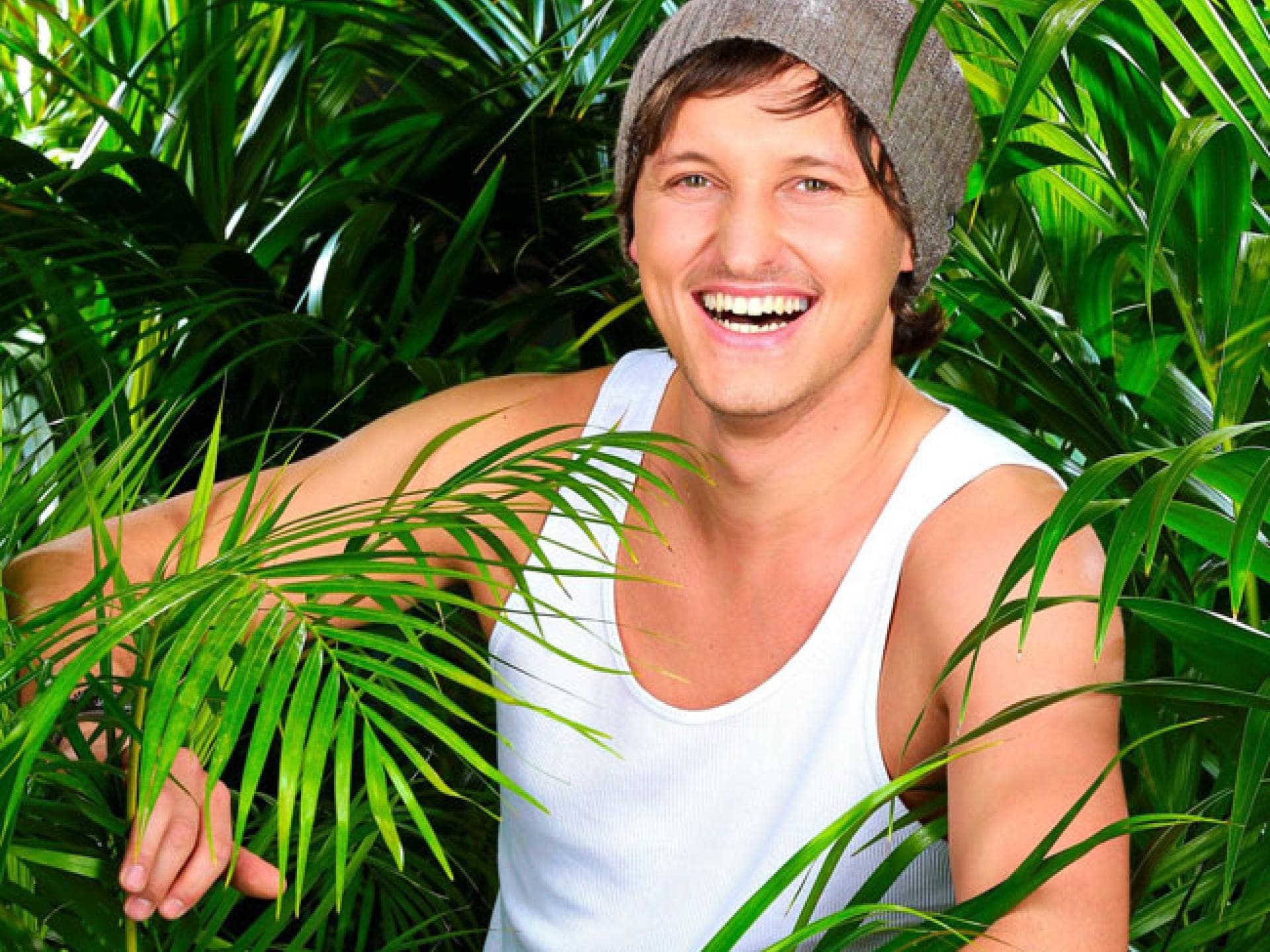 Er isr immer gut gelaunt und hat dazu auch noch Medizin studiert. Marco Angelini, 29, wurde durch "DSDS" bekannt. Ihn könnten wir uns gut als Frauenheld vorstellen, der einer Kandidatin den Kopf verdreht. An Tag 13 war Schluss für den charmanten Österreicher