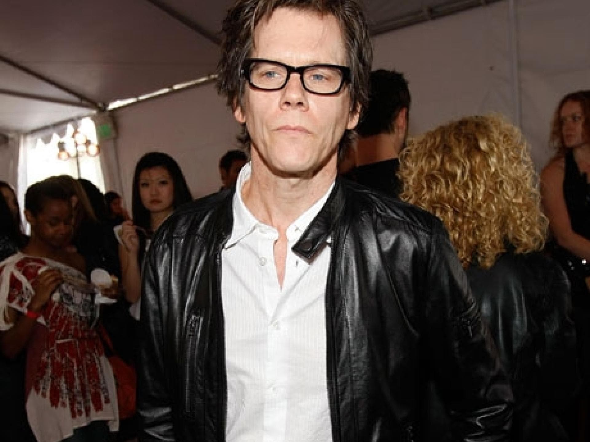 Schauspieler Kevin Bacon mit übergroßem Horngestell in schwarz
