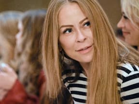 Jenny Elvers guckt ernst zur Seite
