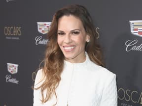Hilary Swank strahlt mit Lockenmähne