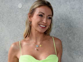 Anna Carina Woitschack laechelt mit gruenen top