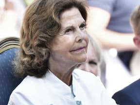 Königin Silvia von Schweden guckt ernst zur Seite