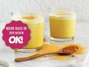 zwei gläser mit kurkuma latte