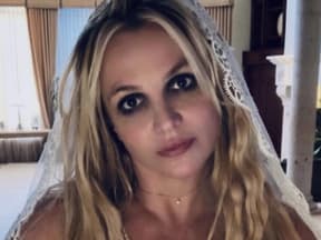 Britney Spears macht ein Selfie mit einem Schleier auf dem Kopf